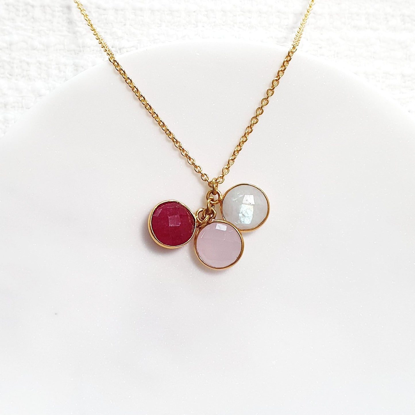 Anhänger Kette, golden pendant necklace with gemstones, vergoldete Halskette mit Edelsteinanhänger mit rotem Granat Edelstein rosa Chalcedony und weissem Mondstein