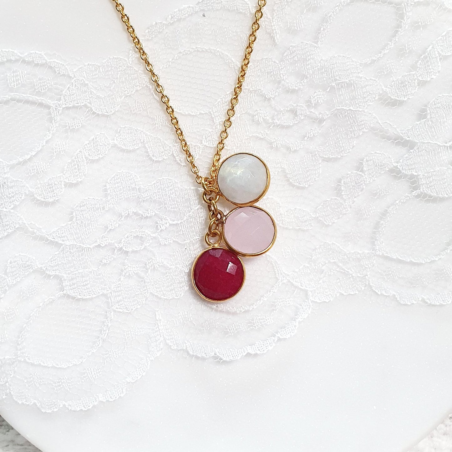 Anhänger Kette, golden pendant necklace with gemstones, vergoldete Halskette mit Edelsteinanhänger mit rotem Granat Edelstein rosa Chalcedony und weissem Mondstein