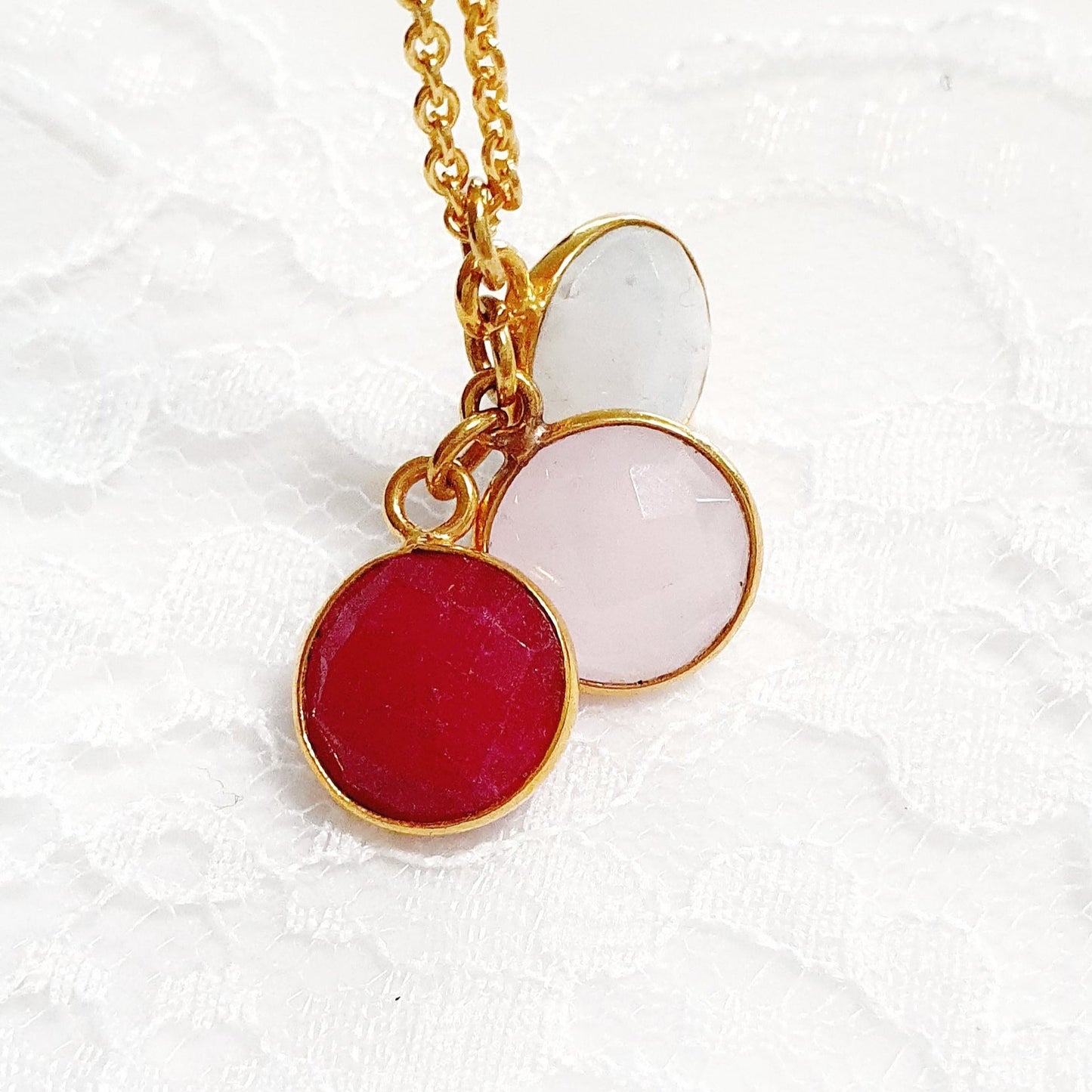 Anhänger Kette, golden pendant necklace with gemstones, vergoldete Halskette mit Edelsteinanhänger mit rotem Granat Edelstein rosa Chalcedony und weissem Mondstein