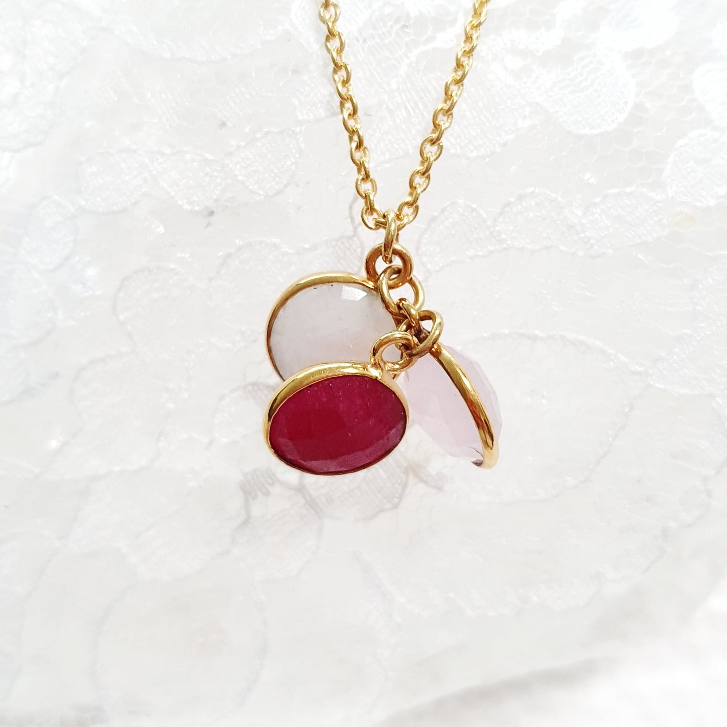 Anhänger Kette, golden pendant necklace with gemstones, vergoldete Halskette mit Edelsteinanhänger mit rotem Granat Edelstein rosa Chalcedony und weissem Mondstein