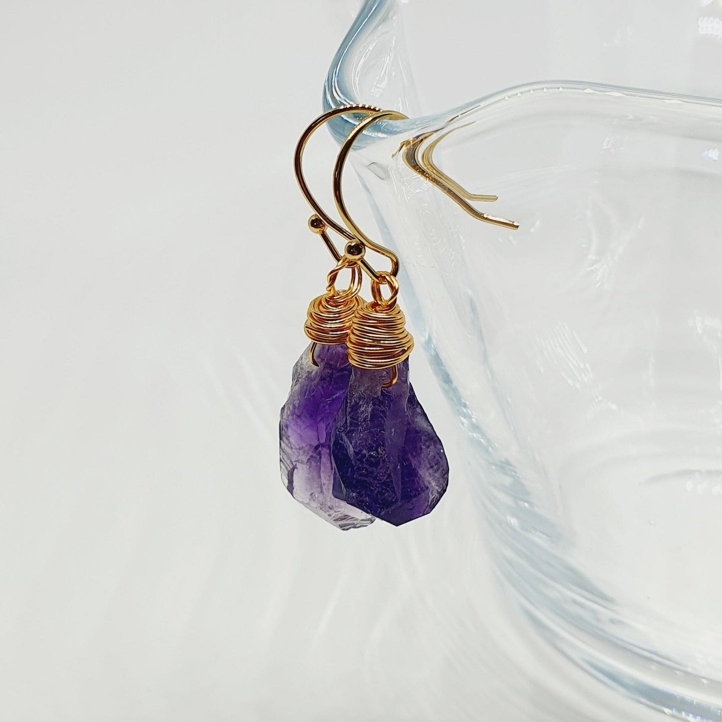 Natur Amethyst Ohrringe, Natural Amethyst Earrings, Amethyst Hängeohrringe, Amethyst Ohrringe, goldene Ohrringe mit Edelstein Amethyst, golden wire wrapped raw cut Amethyst dangle earrings Amethyst Rohstein Ohrhänger drahtumwickelte Ohrringe mit Amethyst Stein
