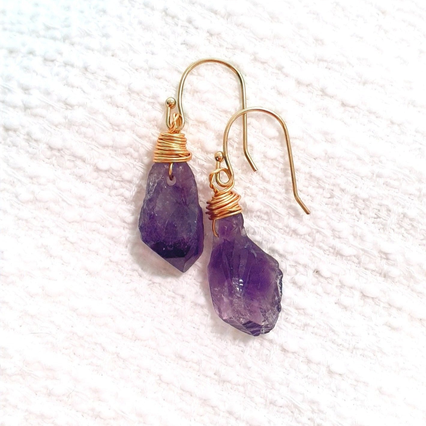 Natur Amethyst Ohrringe, Natural Amethyst Earrings, Amethyst Hängeohrringe, Amethyst Ohrringe, goldene Ohrringe mit Edelstein Amethyst, golden wire wrapped raw cut Amethyst dangle earrings Amethyst Rohstein Ohrhänger drahtumwickelte Ohrringe mit Amethyst Stein