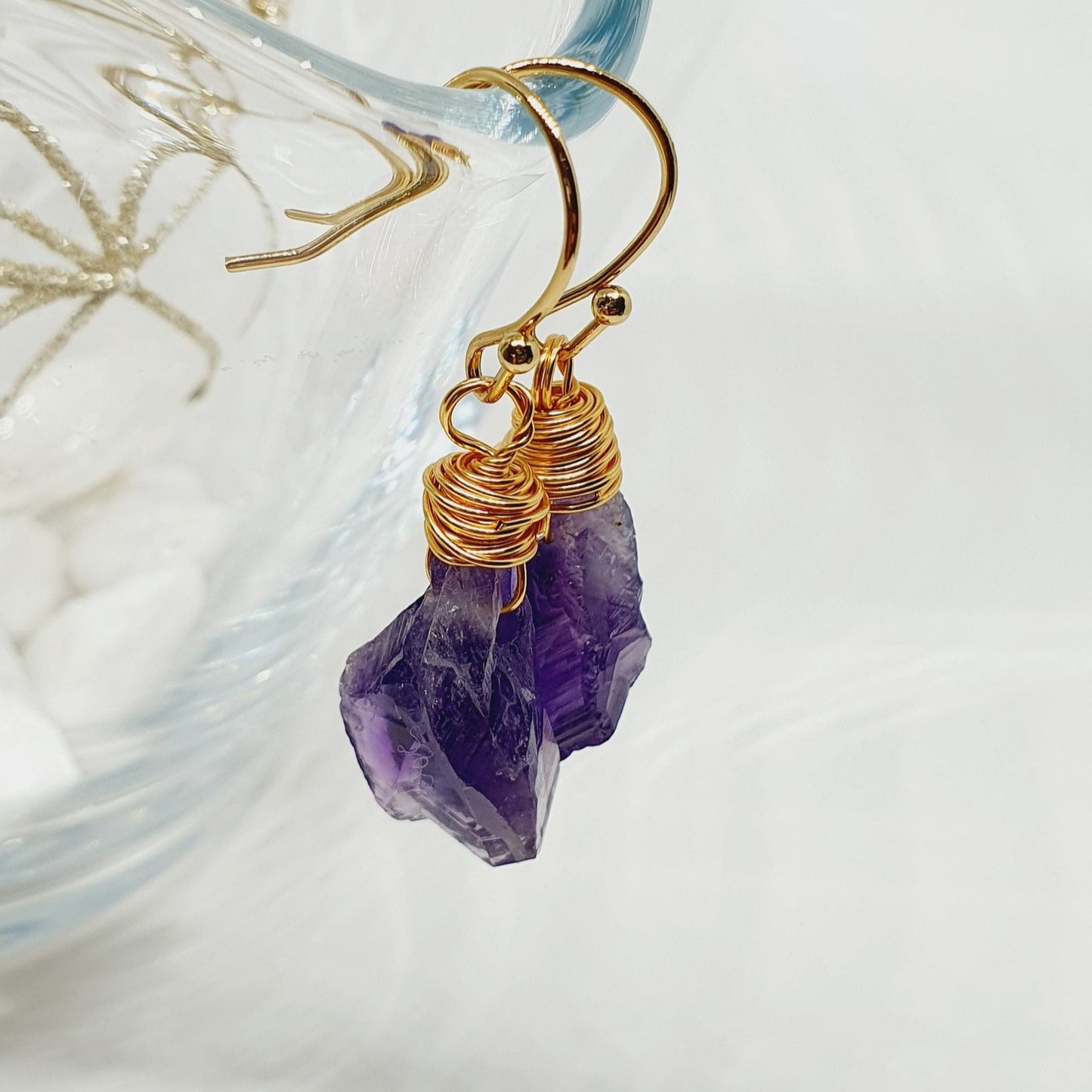 Natur Amethyst Ohrringe, Natural Amethyst Earrings, Amethyst Hängeohrringe, Amethyst Ohrringe, goldene Ohrringe mit Edelstein Amethyst, golden wire wrapped raw cut Amethyst dangle earrings Amethyst Rohstein Ohrhänger drahtumwickelte Ohrringe mit Amethyst Stein