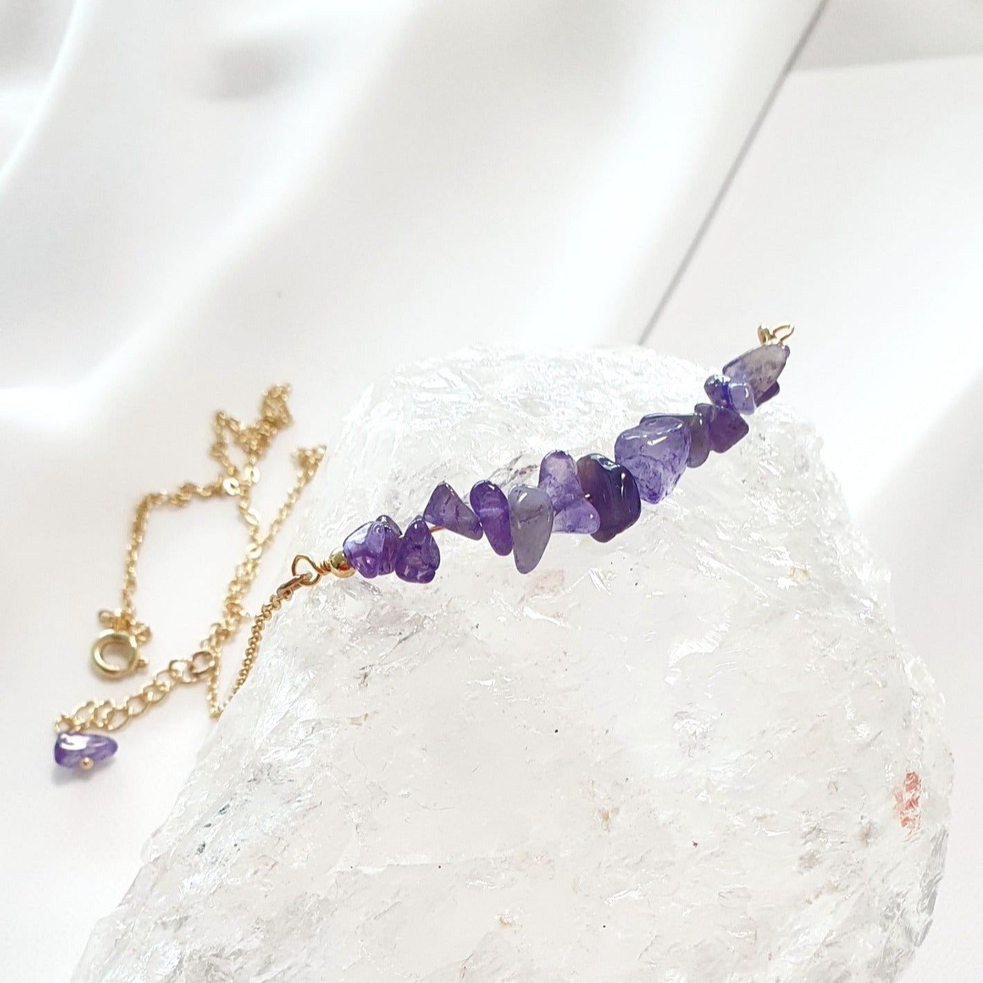 Amethyst Halskette, Goldene Amethyst Kette. lila Edelstein Halskette mit Amethyst Chipsreihe lila Amethyst Edelstein Halskette vergoldet elegante zierliche Halskette