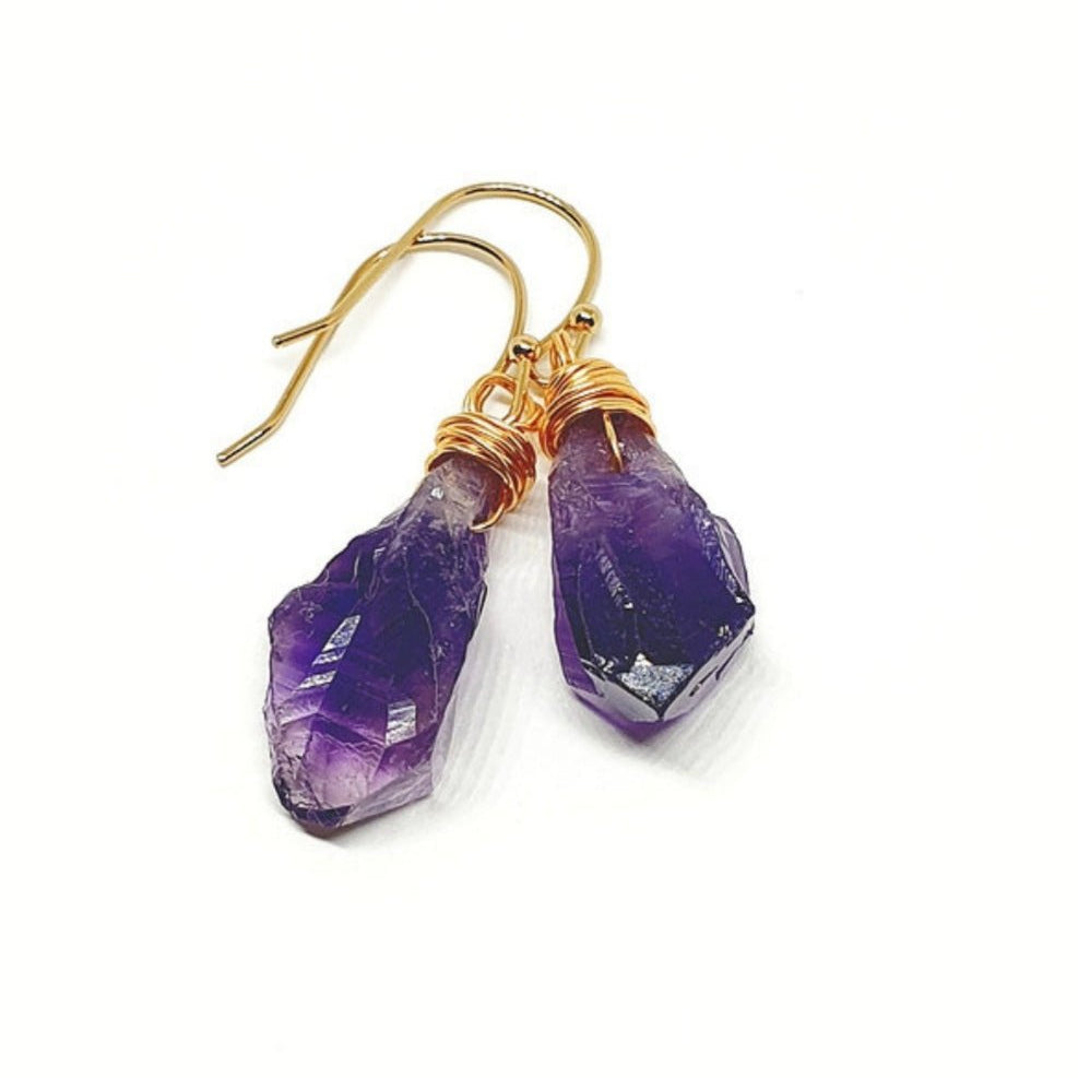 Natur Amethyst Ohrringe, Natural Amethyst Earrings, Amethyst Hängeohrringe, Amethyst Ohrringe, goldene Ohrringe mit Edelstein Amethyst, golden wire wrapped raw cut Amethyst dangle earrings Amethyst Rohstein Ohrhänger drahtumwickelte Ohrringe mit Amethyst Stein