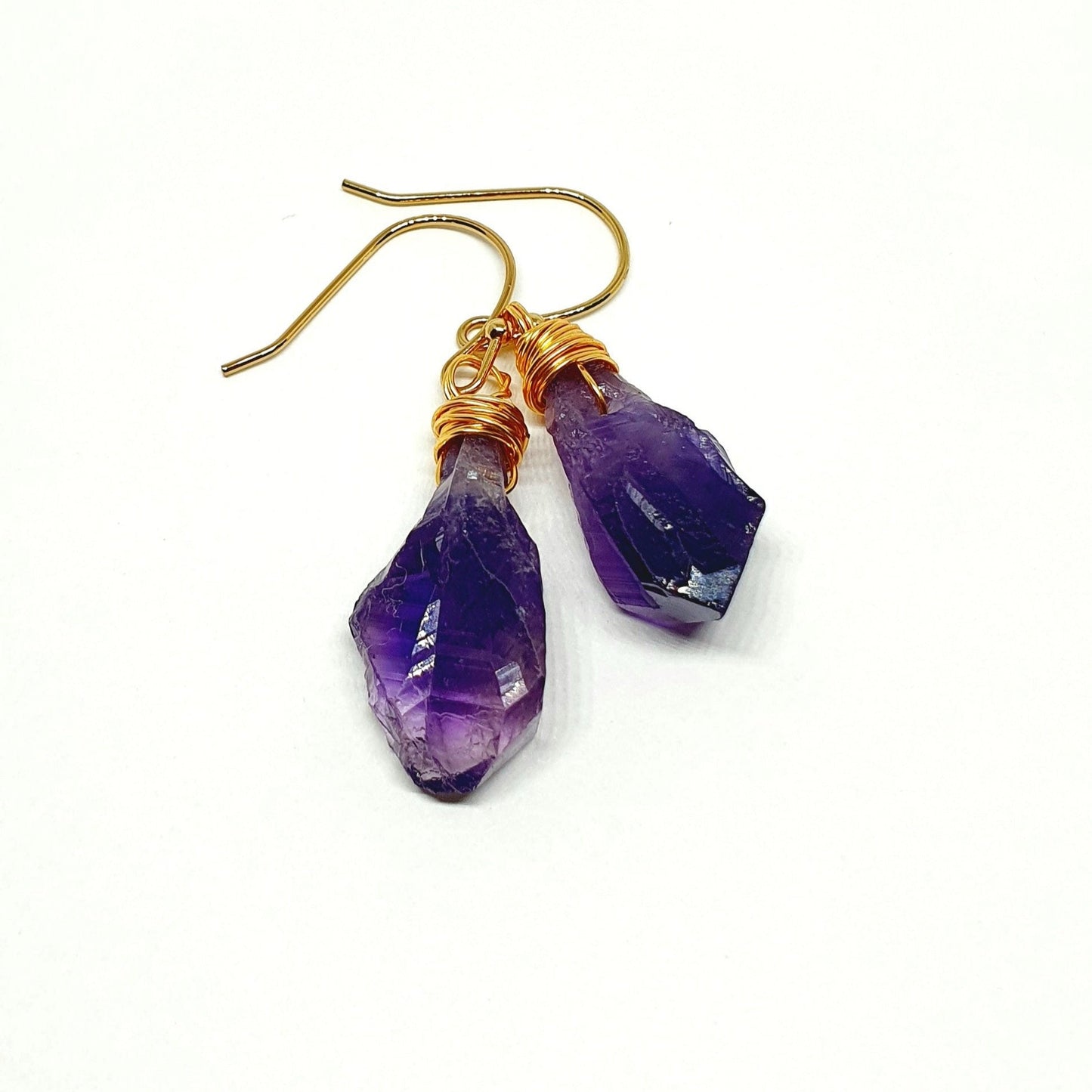 Natur Amethyst Ohrringe, Natural Amethyst Earrings, Amethyst Hängeohrringe, Amethyst Ohrringe, goldene Ohrringe mit Edelstein Amethyst, golden wire wrapped raw cut Amethyst dangle earrings Amethyst Rohstein Ohrhänger drahtumwickelte Ohrringe mit Amethyst Stein