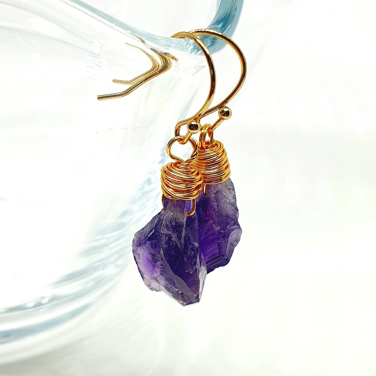 Natur Amethyst Ohrringe, Natural Amethyst Earrings, Amethyst Hängeohrringe, Amethyst Ohrringe, goldene Ohrringe mit Edelstein Amethyst, golden wire wrapped raw cut Amethyst dangle earrings Amethyst Rohstein Ohrhänger drahtumwickelte Ohrringe mit Amethyst Stein