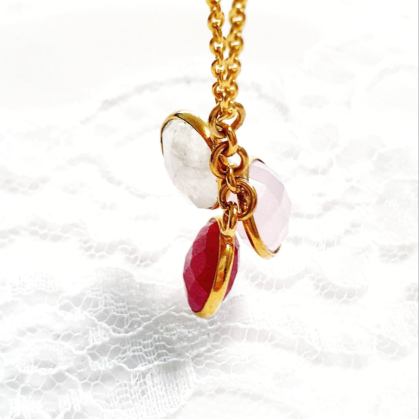 Anhänger Kette, golden pendant necklace with gemstones, vergoldete Halskette mit Edelsteinanhänger mit rotem Granat Edelstein rosa Chalcedony und weissem Mondstein