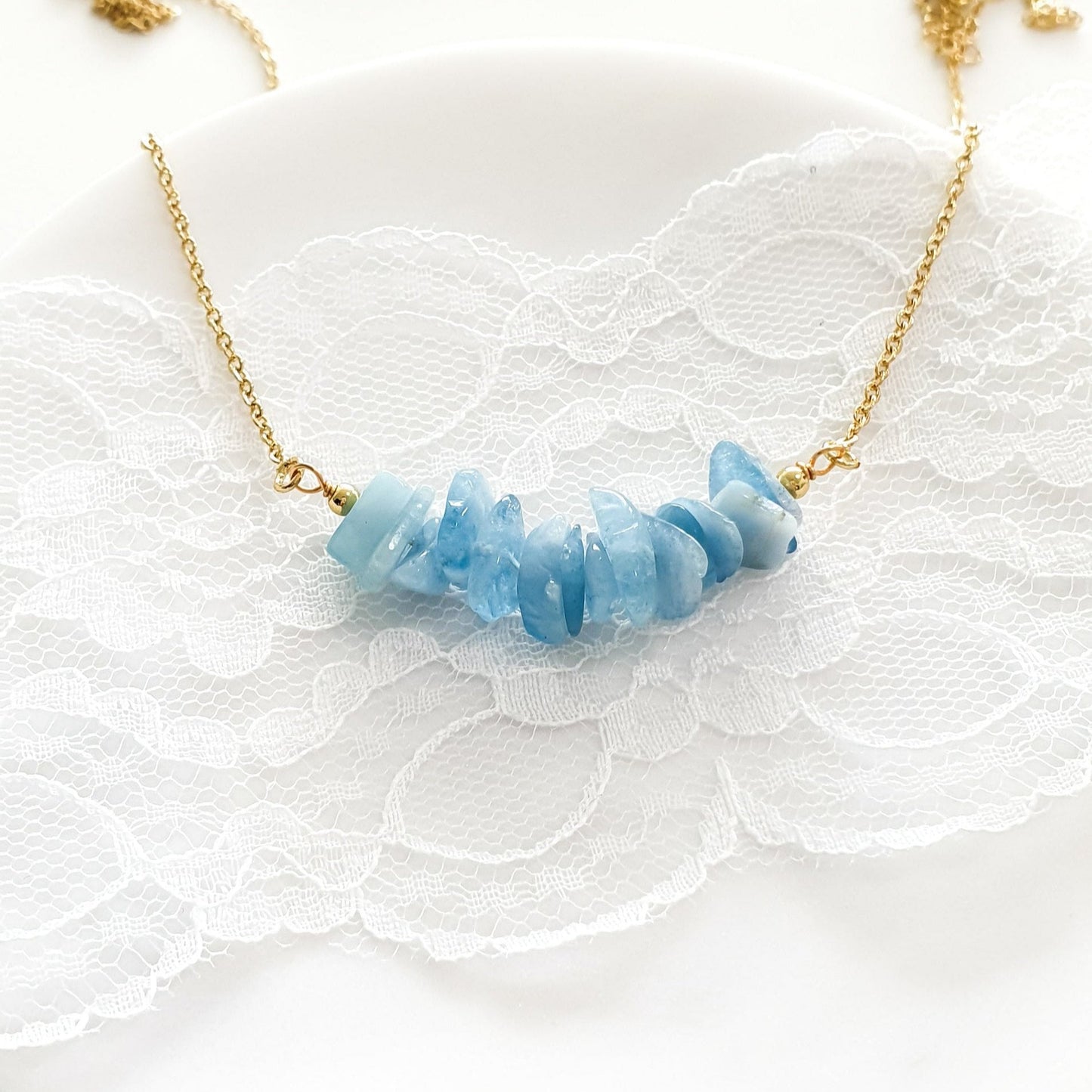 Aquamarin Halskette, Aquamarin Kette, Aquamarine Necklace, hellblaue Aquamarin Edelsteinhalskette vergoldete Halskette mit uneben geschliffener Steinreihe Aquamarin blau