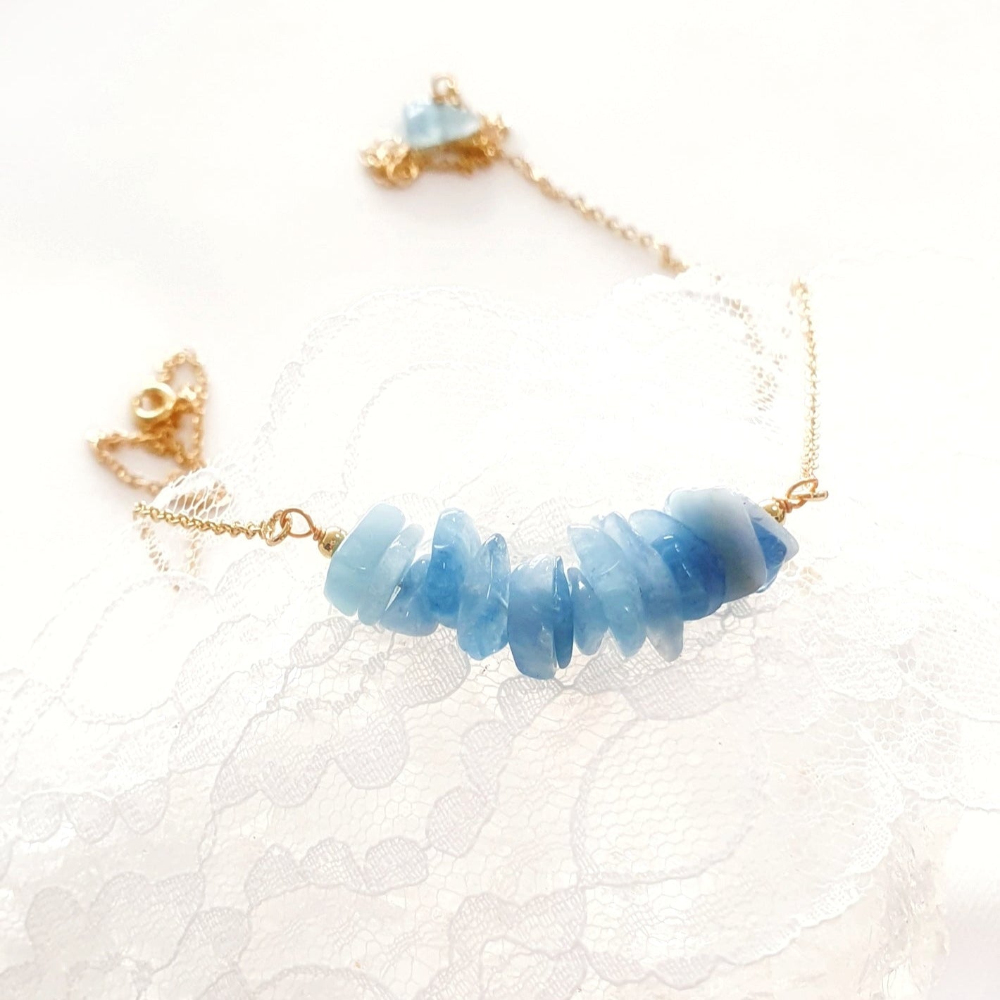 Aquamarin Halskette, Aquamarin Kette, Aquamarine Necklace, hellblaue Aquamarin Edelsteinhalskette vergoldete Halskette mit uneben geschliffener Steinreihe Aquamarin blau