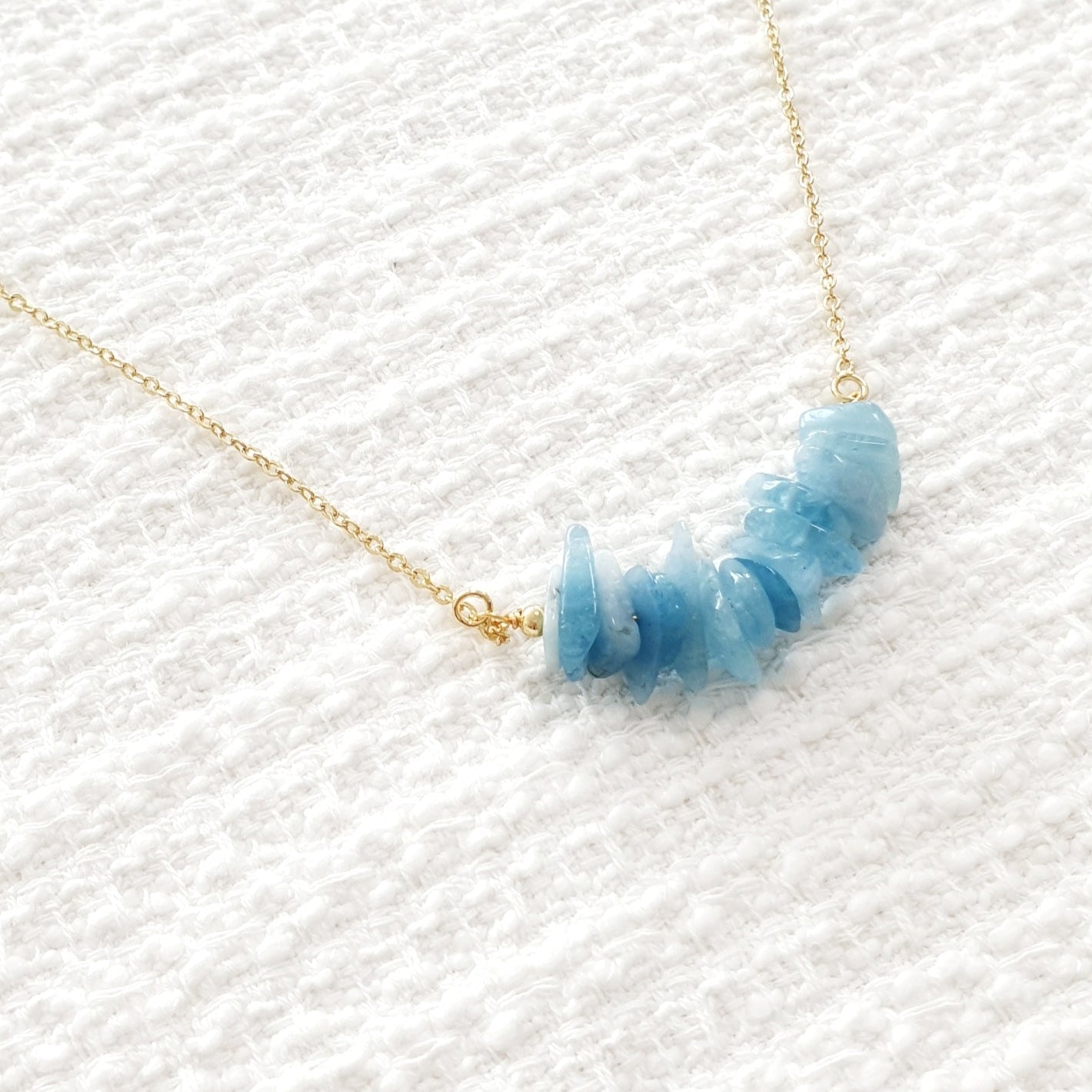 Aquamarin Halskette, Aquamarin Kette, Aquamarine Necklace, hellblaue Aquamarin Edelsteinhalskette vergoldete Halskette mit uneben geschliffener Steinreihe Aquamarin blau