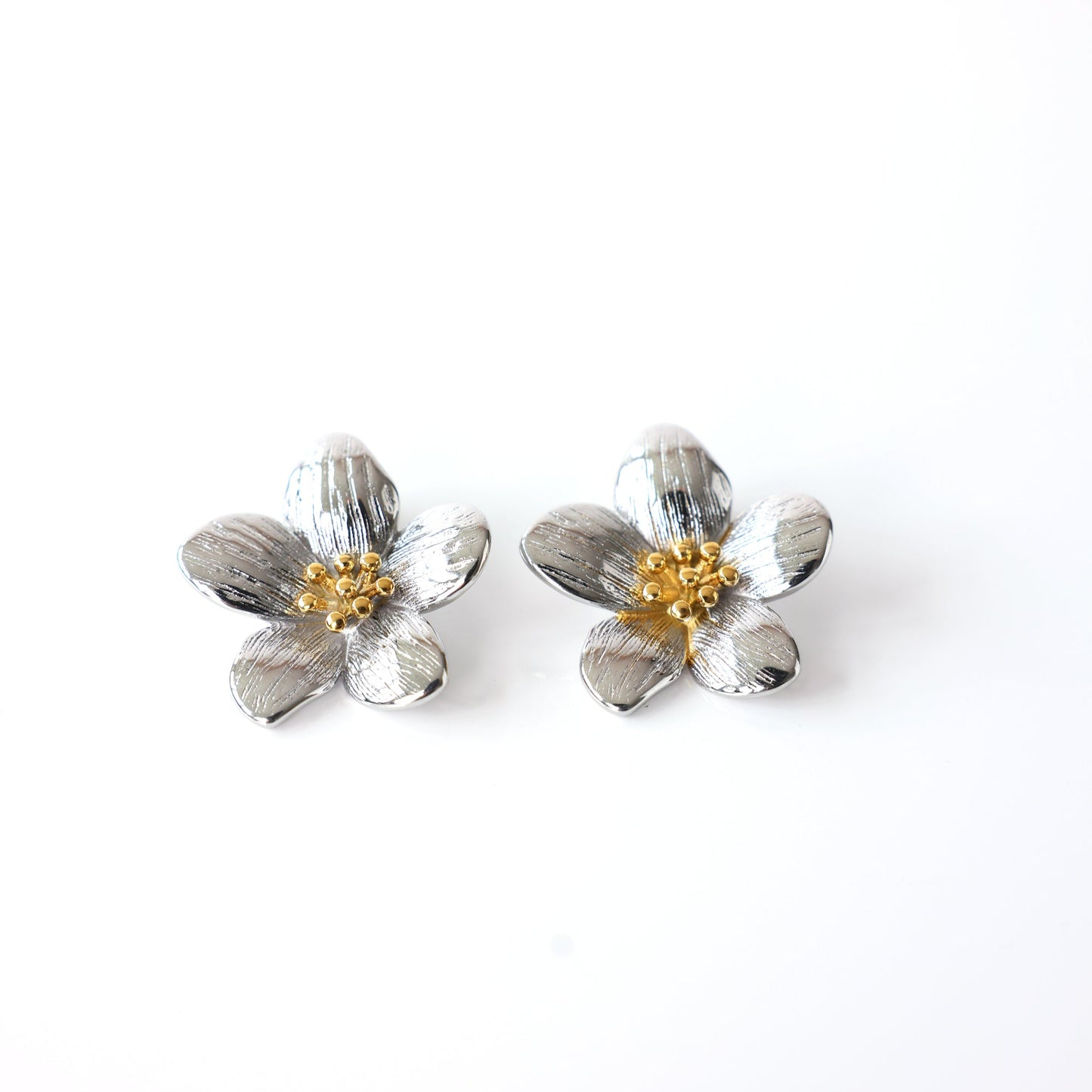 Blumen Ohrringe, flower earrings, boucles d'oreilles, orecchini, Silber Ohrringe im Blumendesign auf weissem Hintergrund