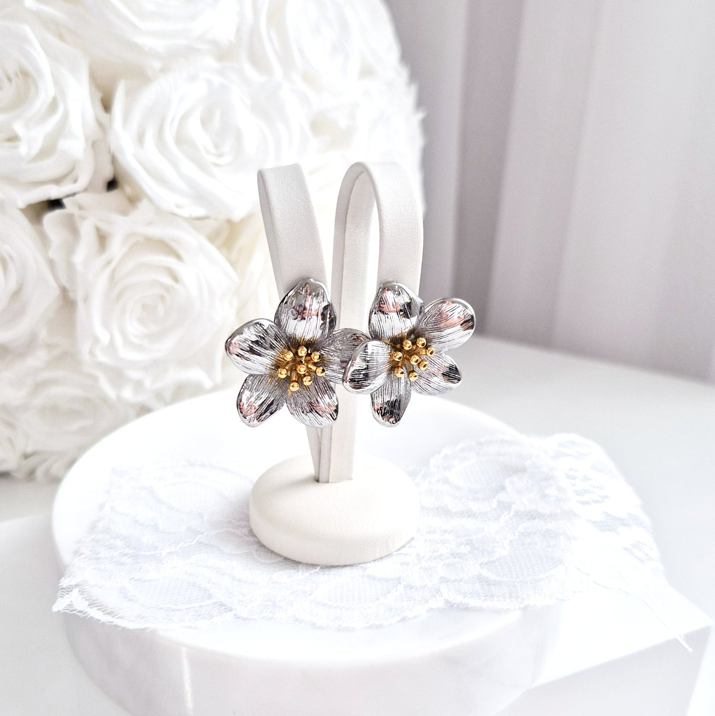 Blumen Ohrringe, flower earrings, boucles d'oreilles, orecchini, Silber Ohrringe im Blumendesign auf weissem Hintergrund