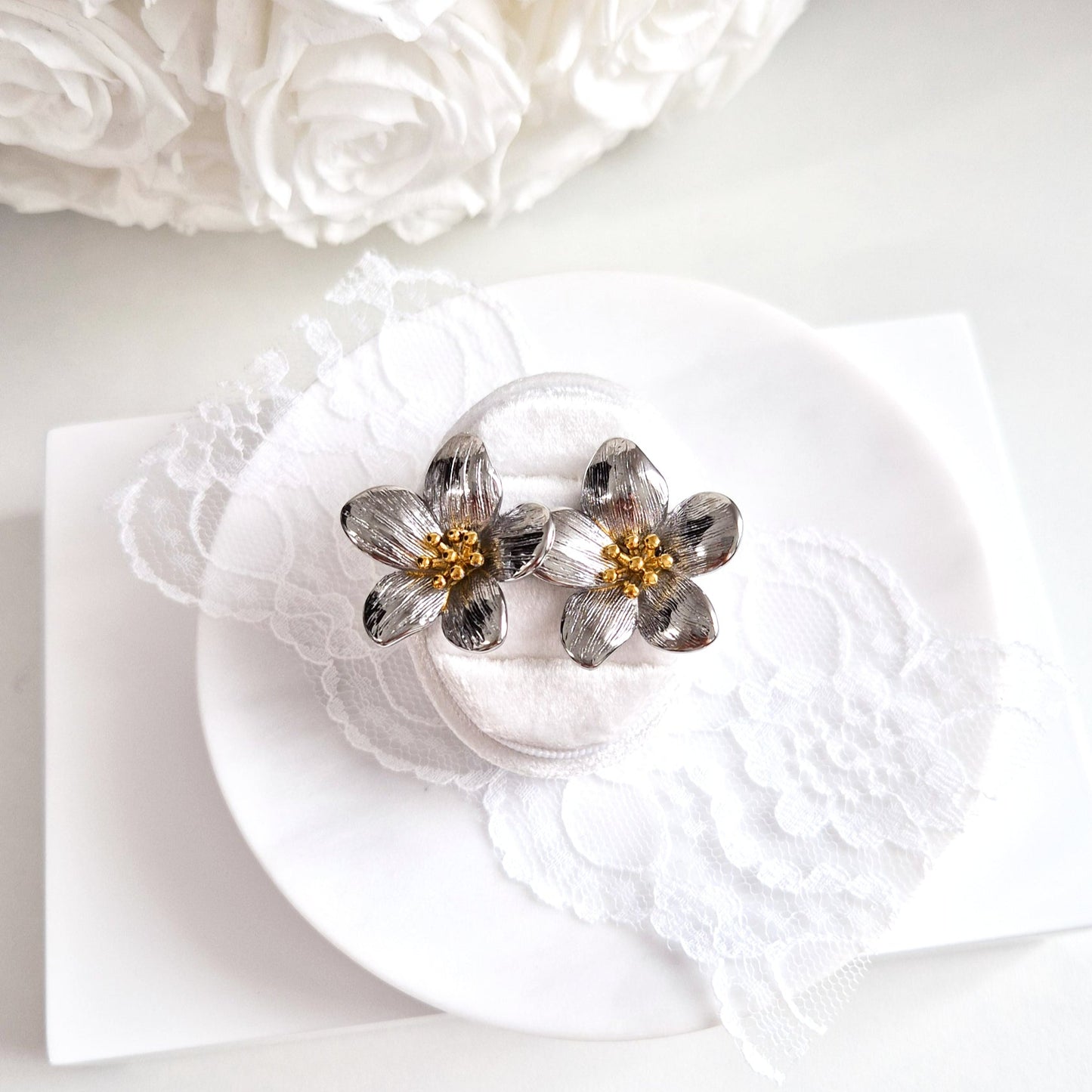 Blumen Ohrringe, flower earrings, boucles d'oreilles, orecchini, Silber Ohrringe im Blumendesign auf weissem Hintergrund