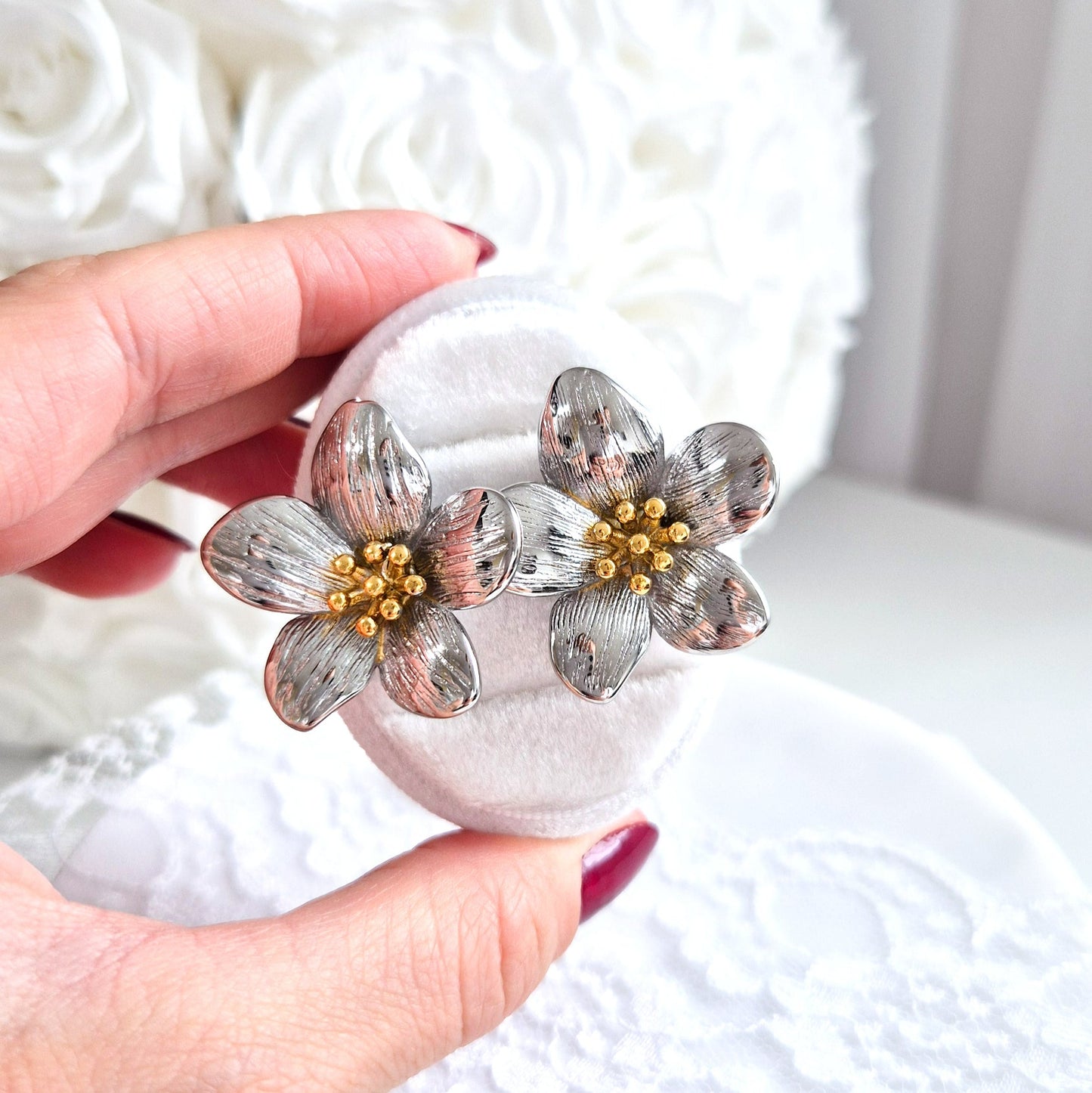 Blumen Ohrringe, flower earrings, boucles d'oreilles, orecchini, Silber Ohrringe im Blumendesign auf weissem Hintergrund