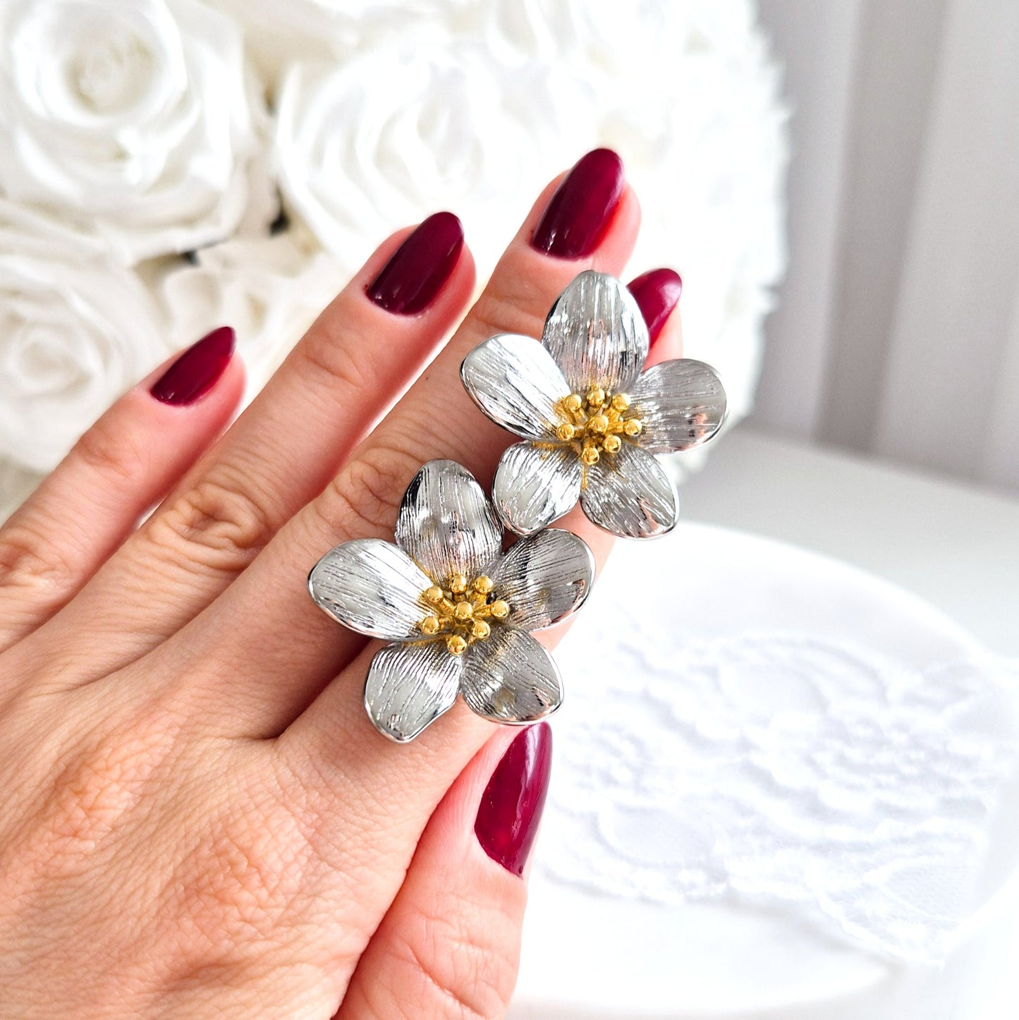 Blumen Ohrringe, flower earrings, boucles d'oreilles, orecchini, Silber Ohrringe im Blumendesign auf weissem Hintergrund