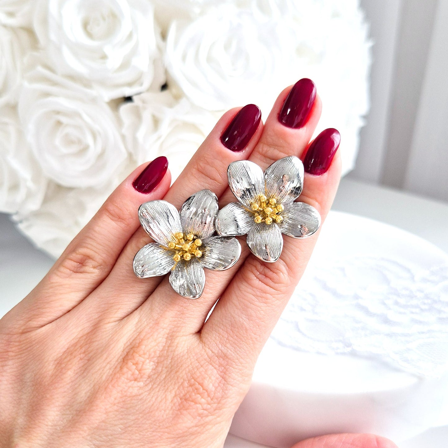 Blumen Ohrringe, flower earrings, boucles d'oreilles, orecchini, Silber Ohrringe im Blumendesign auf weissem Hintergrund