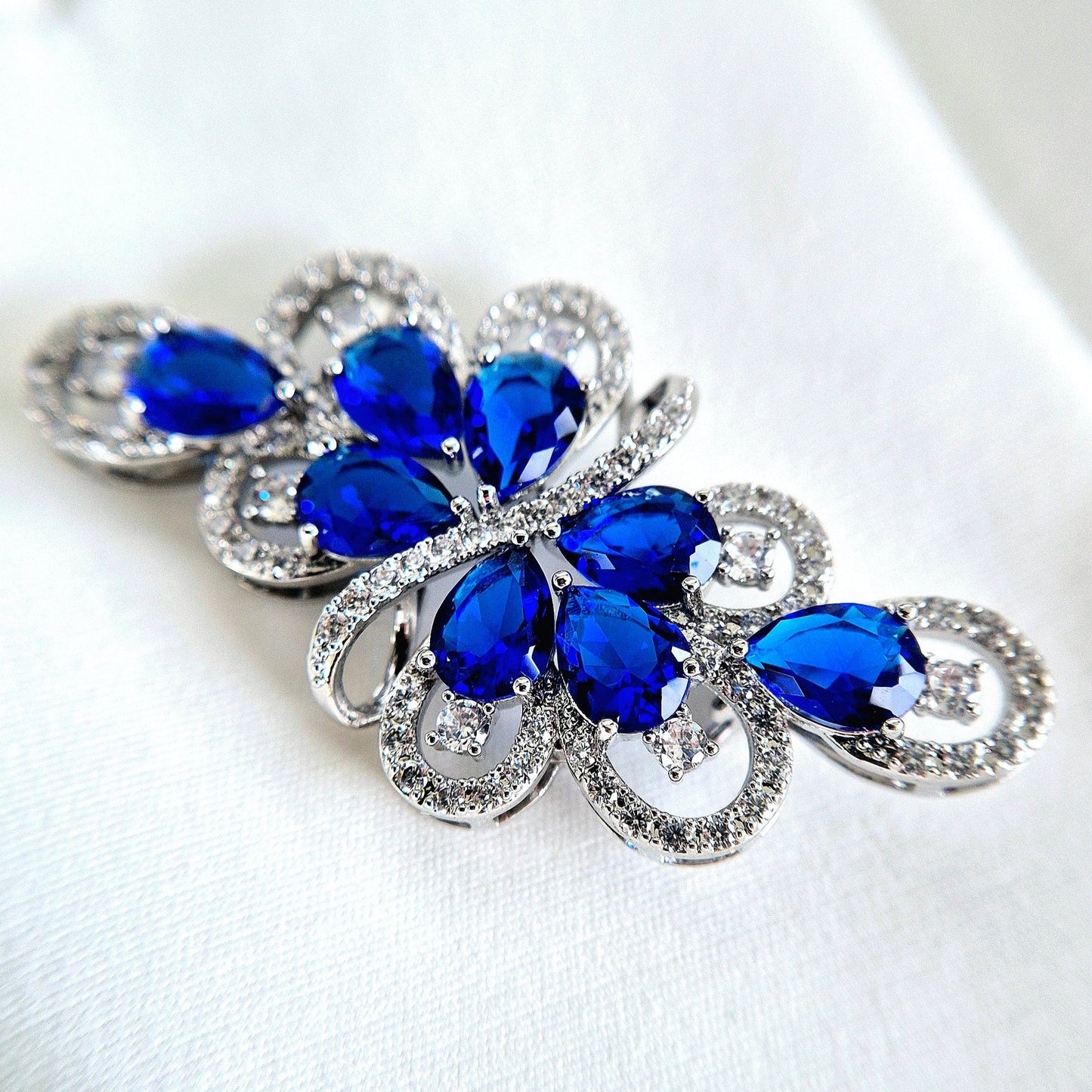 Brooch Royal Blue, Royal blue brooch, Blaue Brosche, broche bleue, Silber Brosche mit blauen Diamant Imitaten, Silver brooch with blue diamond imitation, cubic zirconia brooch, Cubic Zirkonia Brosche, broche royal bleue, bridal brooch, etwas blaues, something blue brooch, elegante Brosche, elegant brooch