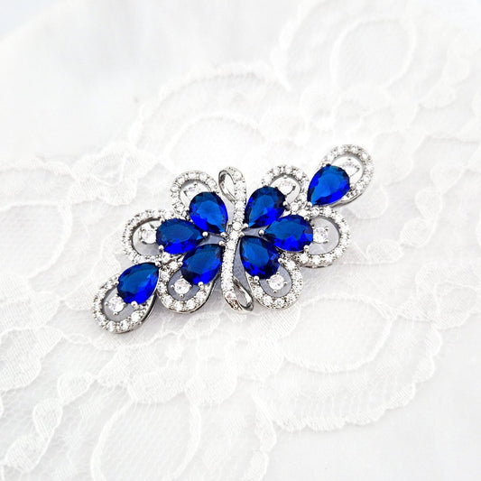 Brooch Royal Blue, Royal blue brooch, Blaue Brosche, broche bleue, Silber Brosche mit blauen Diamant Imitaten, Silver brooch with blue diamond imitation, cubic zirconia brooch, Cubic Zirkonia Brosche, broche royal bleue, bridal brooch, etwas blaues, something blue brooch, elegante Brosche, elegant brooch, Brosche, Brooch, blaue Brosche, blue Brooch, broach, broche, spilla