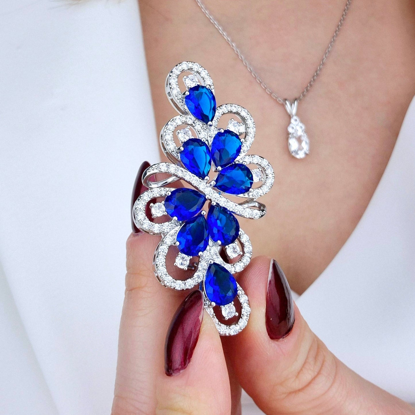 Brooch Royal Blue, Royal blue brooch, Blaue Brosche, broche bleue, Silber Brosche mit blauen Diamant Imitaten, Silver brooch with blue diamond imitation, cubic zirconia brooch, Cubic Zirkonia Brosche, broche royal bleue, bridal brooch, etwas blaues, something blue brooch, elegante Brosche, elegant brooch, Brosche, Brooch, blaue Brosche, blue Brooch, broach, broche, spilla