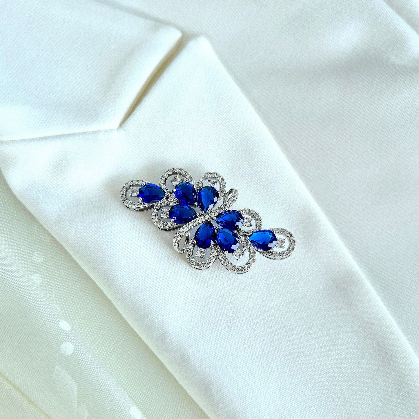 Brooch Royal Blue, Royal blue brooch, Blaue Brosche, broche bleue, Silber Brosche mit blauen Diamant Imitaten, Silver brooch with blue diamond imitation, cubic zirconia brooch, Cubic Zirkonia Brosche, broche royal bleue, bridal brooch, etwas blaues, something blue brooch, elegante Brosche, elegant brooch