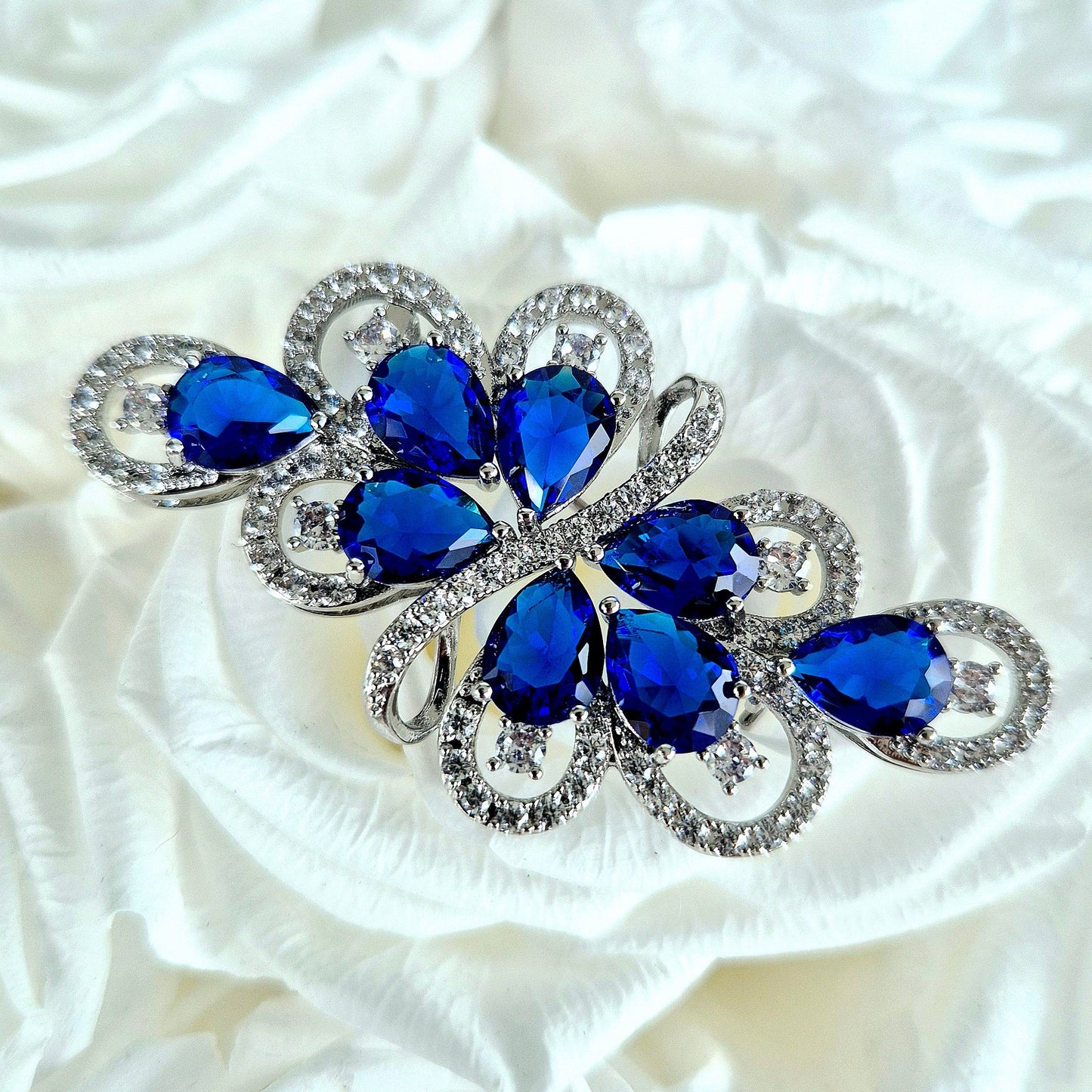 Brooch Royal Blue, Royal blue brooch, Blaue Brosche, broche bleue, Silber Brosche mit blauen Diamant Imitaten, Silver brooch with blue diamond imitation, cubic zirconia brooch, Cubic Zirkonia Brosche, broche royal bleue, bridal brooch, etwas blaues, something blue brooch, elegante Brosche, elegant brooch