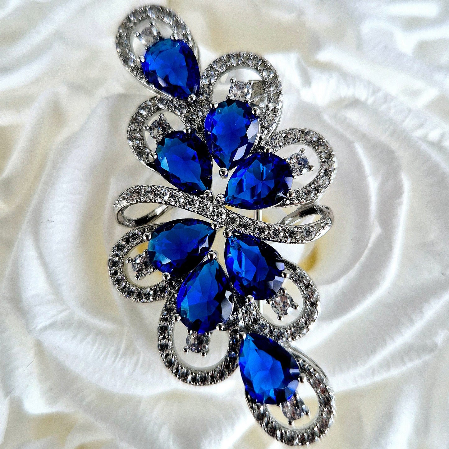 Brooch Royal Blue, Royal blue brooch, Blaue Brosche, broche bleue, Silber Brosche mit blauen Diamant Imitaten, Silver brooch with blue diamond imitation, cubic zirconia brooch, Cubic Zirkonia Brosche, broche royal bleue, bridal brooch, etwas blaues, something blue brooch, elegante Brosche, elegant brooch