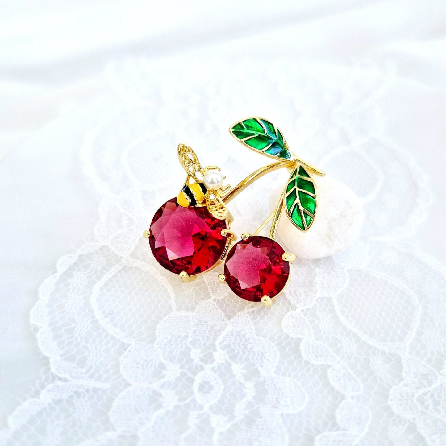 Brosche Kirsche, Kirschen Brosche, Cherry Brooch, Broche cerise, Spilla ciliegia, Gold brooch, golden brooch, Goldene Brosche, Brosche, Brooch, Broach, Broche, Spilla, broche dore, Rote Brosche, red cherry brooch, red brooch