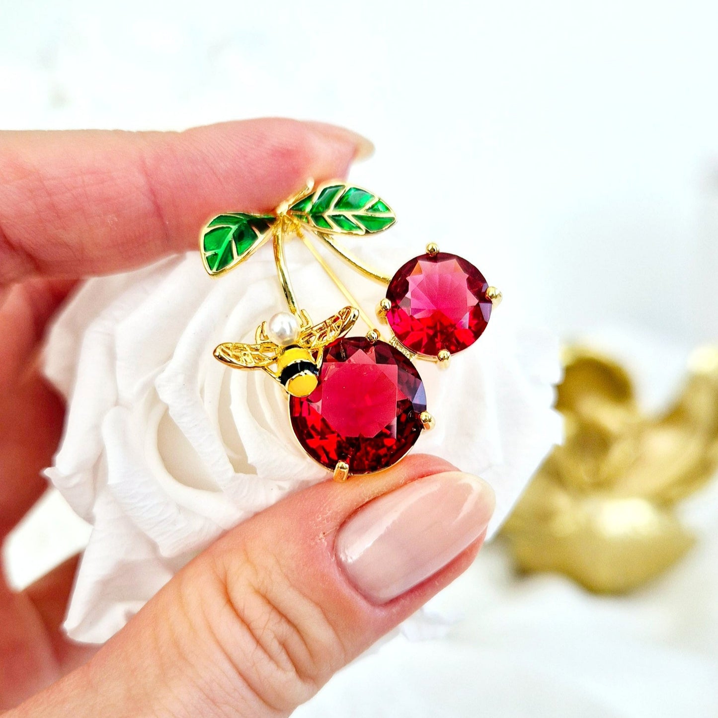 Brosche Kirsche, Kirschen Brosche, Cherry Brooch, Broche cerise, Spilla ciliegia, Gold brooch, golden brooch, Goldene Brosche, Brosche, Brooch, Broach, Broche, Spilla, broche dore, Rote Brosche, red cherry brooch, red brooch