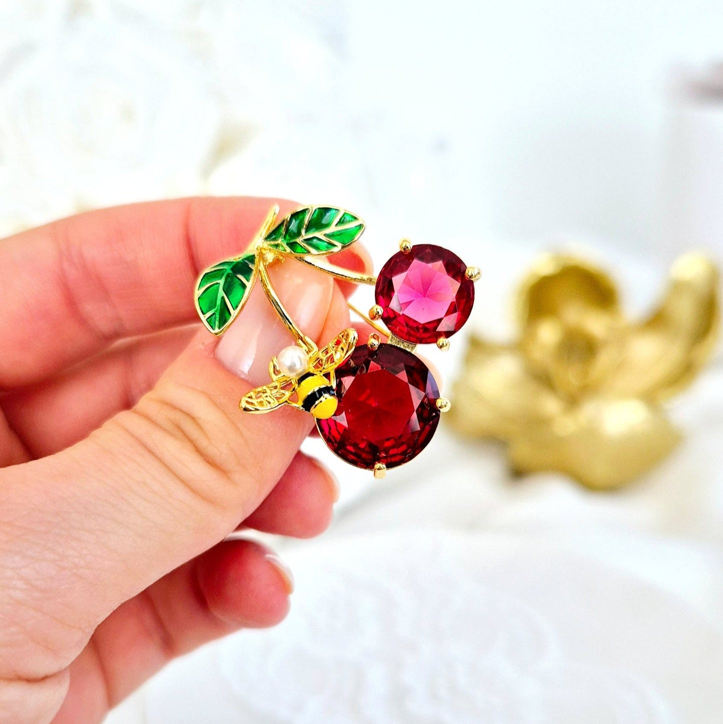 Brosche Kirsche, Kirschen Brosche, Cherry Brooch, Broche cerise, Spilla ciliegia, Gold brooch, golden brooch, Goldene Brosche, Brosche, Brooch, Broach, Broche, Spilla, broche dore, Rote Brosche, red cherry brooch, red brooch