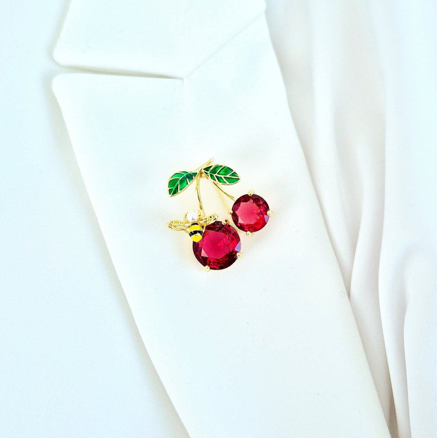 Brosche Kirsche, Kirschen Brosche, Cherry Brooch, Broche cerise, Spilla ciliegia, Gold brooch, golden brooch, Goldene Brosche, Brosche, Brooch, Broach, Broche, Spilla, broche dore, Rote Brosche, red cherry brooch, red brooch