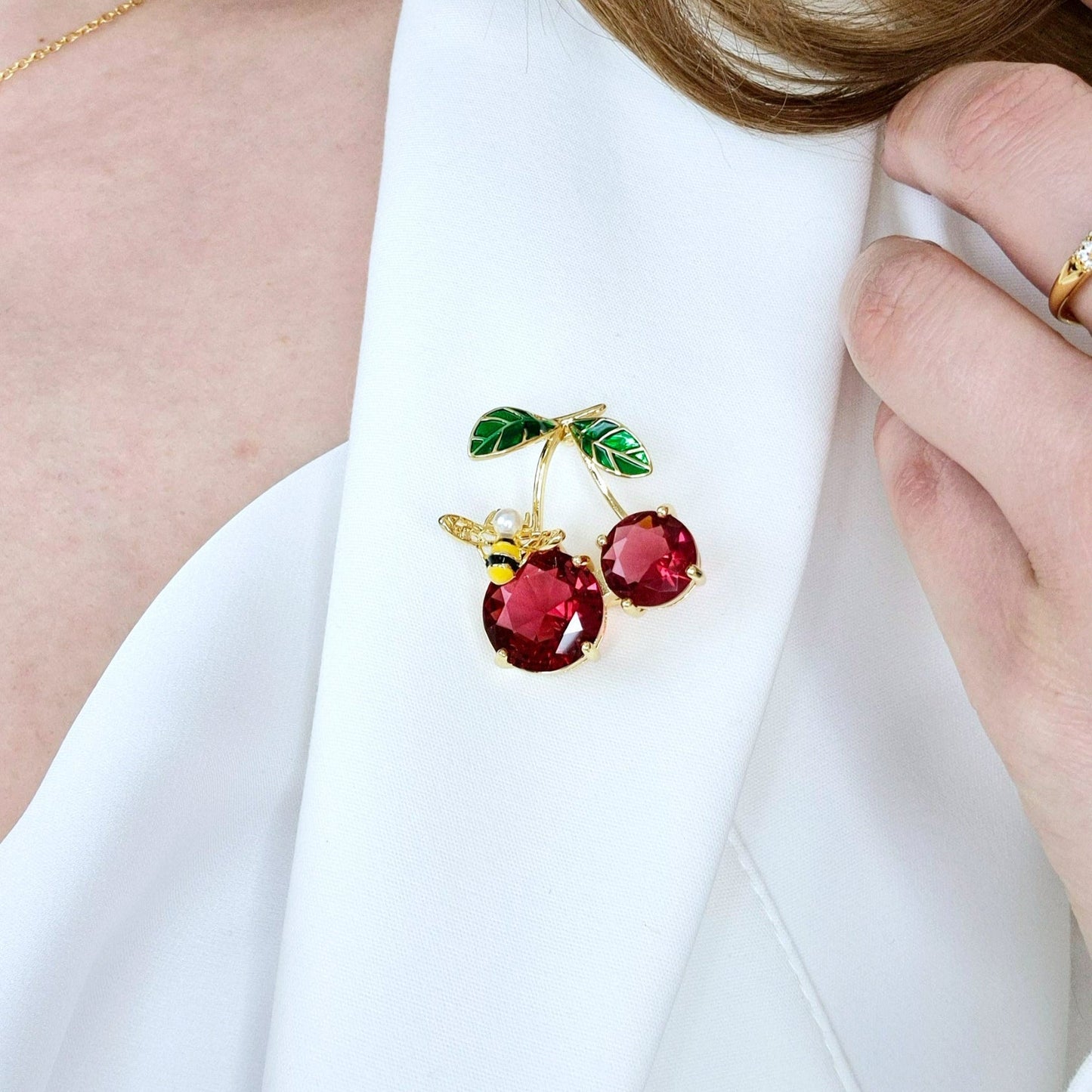 Brosche Kirsche, Kirschen Brosche, Cherry Brooch, Broche cerise, Spilla ciliegia, Gold brooch, golden brooch, Goldene Brosche, Brosche, Brooch, Broach, Broche, Spilla, broche dore, Rote Brosche, red cherry brooch, red brooch