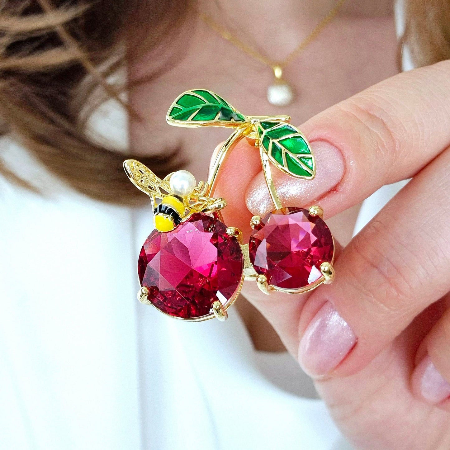Brosche Kirsche, Kirschen Brosche, Cherry Brooch, Broche cerise, Spilla ciliegia, Gold brooch, golden brooch, Goldene Brosche, Brosche, Brooch, Broach, Broche, Spilla, broche dore, Rote Brosche, red cherry brooch, red brooch