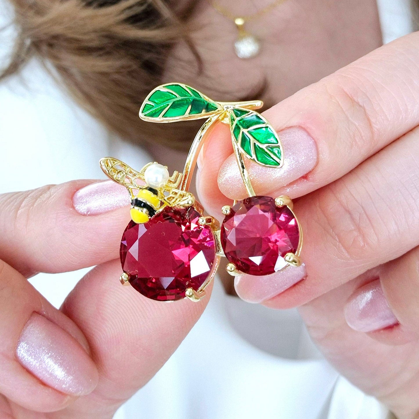 Brosche Kirsche, Kirschen Brosche, Cherry Brooch, Broche cerise, Spilla ciliegia, Gold brooch, golden brooch, Goldene Brosche, Brosche, Brooch, Broach, Broche, Spilla, broche dore, Rote Brosche, red cherry brooch, red brooch