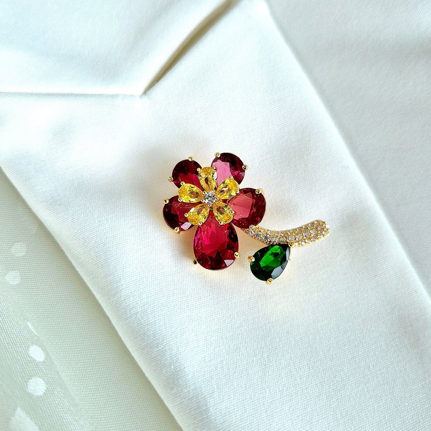 Brosche Rote Blume, goldene Brosche, red flower brooch, golden brooch, broche en or, broche fleur, broche rouge, rote Brosche, red brooch, Brosche, brooch, broach, broche, Blumen Brosche