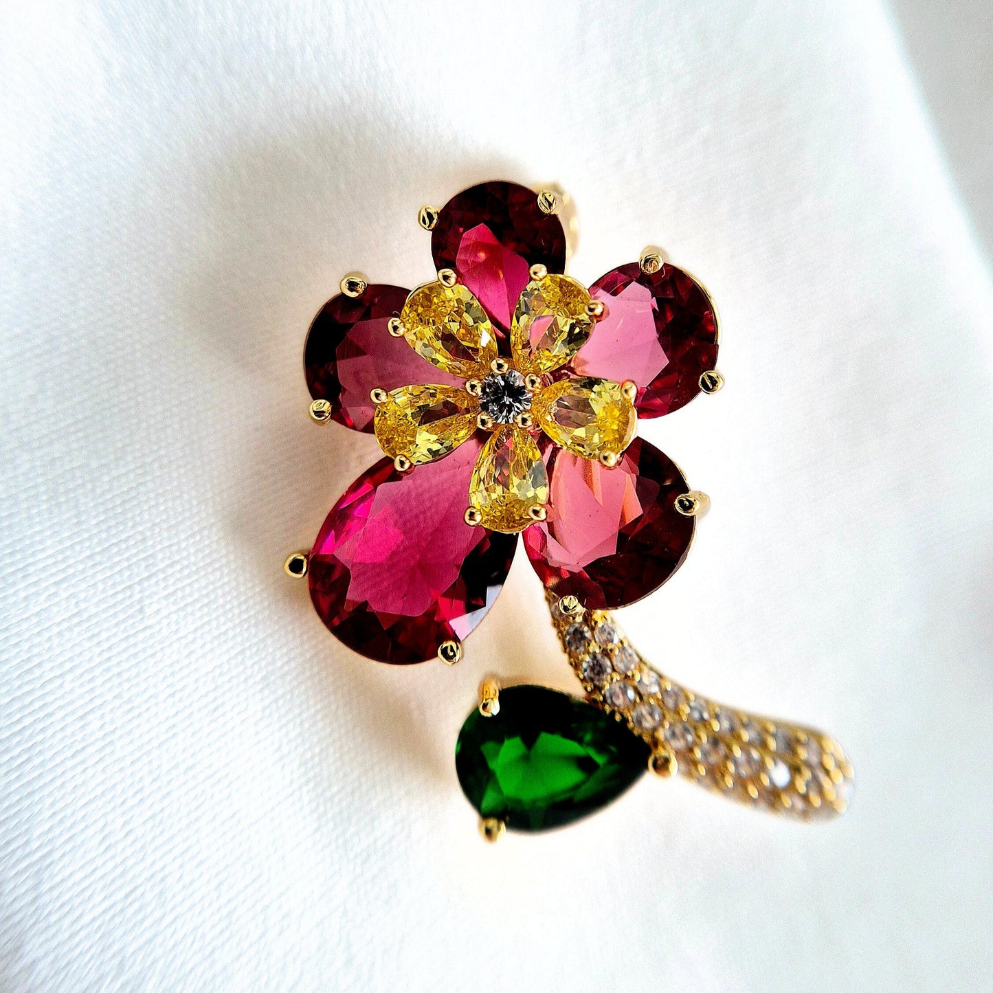 Brosche Rote Blume, goldene Brosche, red flower brooch, golden brooch, broche en or, broche fleur, broche rouge, rote Brosche, red brooch, Brosche, brooch, broach, broche, Blumen Brosche
