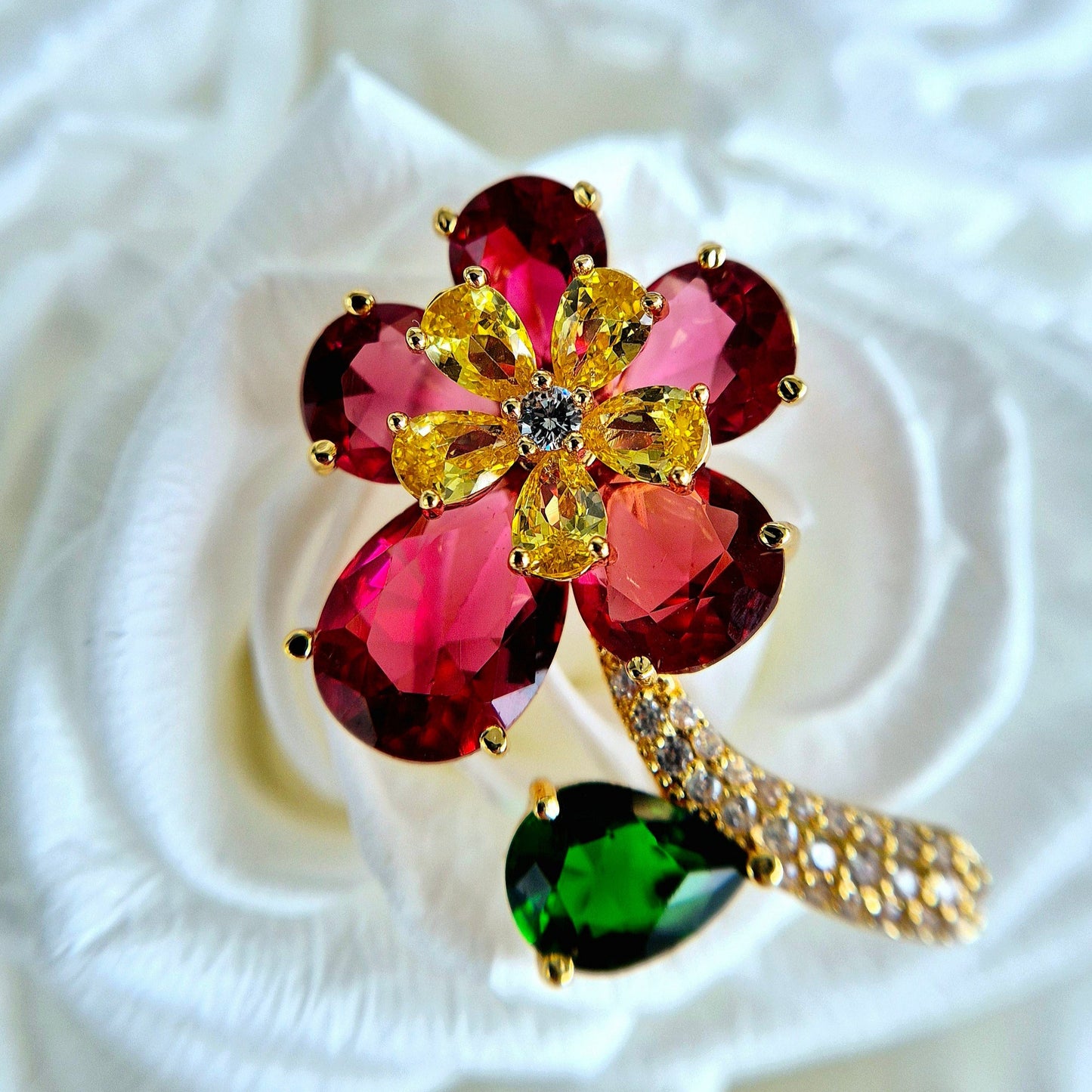 Brosche Rote Blume, goldene Brosche, red flower brooch, golden brooch, broche en or, broche fleur, broche rouge, rote Brosche, red brooch, Brosche, brooch, broach, broche, Blumen Brosche