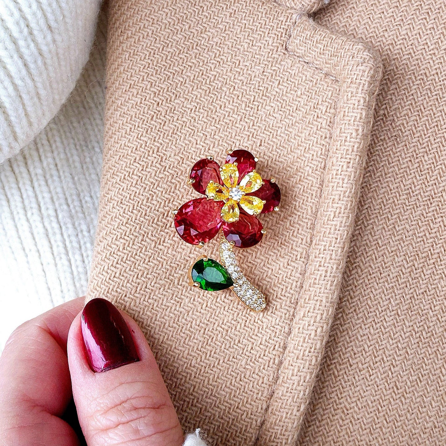 Brosche Rote Blume, goldene Brosche, red flower brooch, golden brooch, broche en or, broche fleur, broche rouge, rote Brosche, red brooch, Brosche, brooch, broach, broche, Blumen Brosche