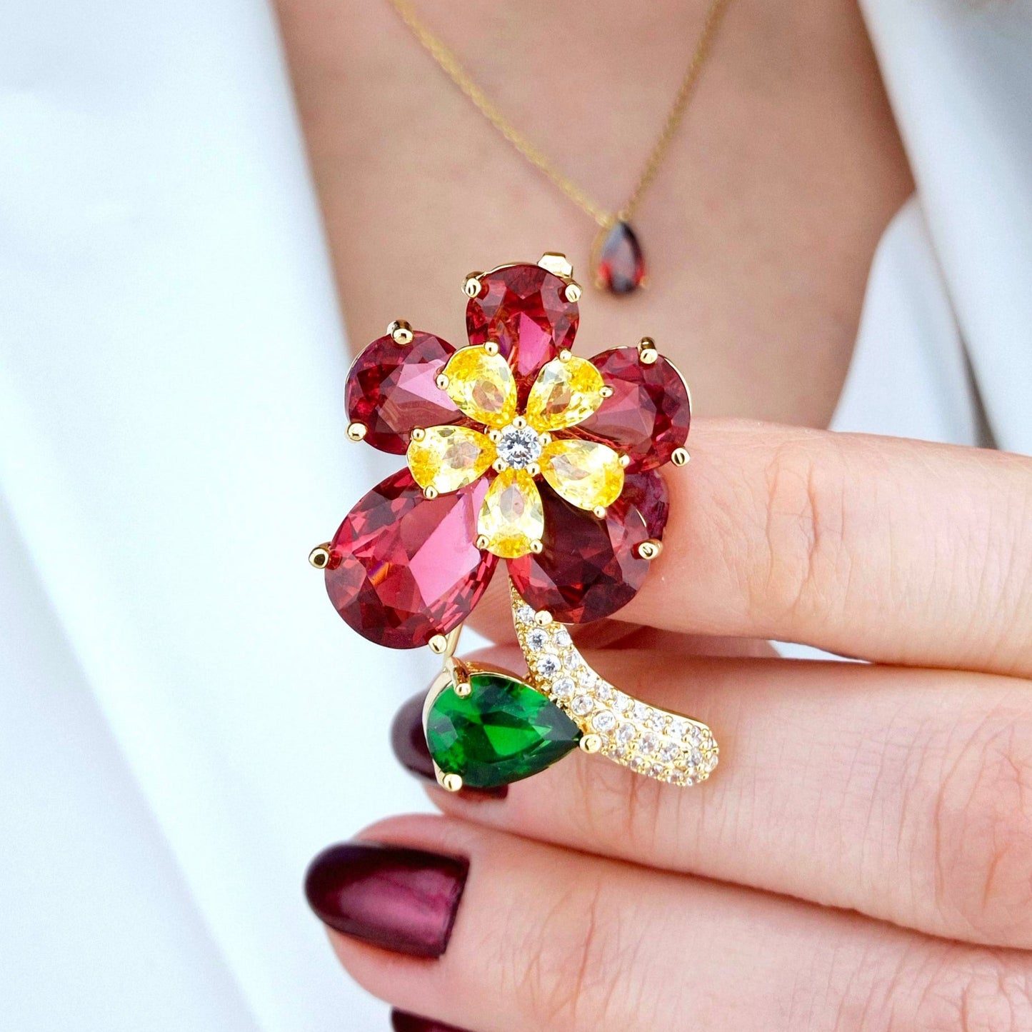 Brosche Rote Blume, goldene Brosche, red flower brooch, golden brooch, broche en or, broche fleur, broche rouge, rote Brosche, red brooch, Brosche, brooch, broach, broche, Blumen Brosche