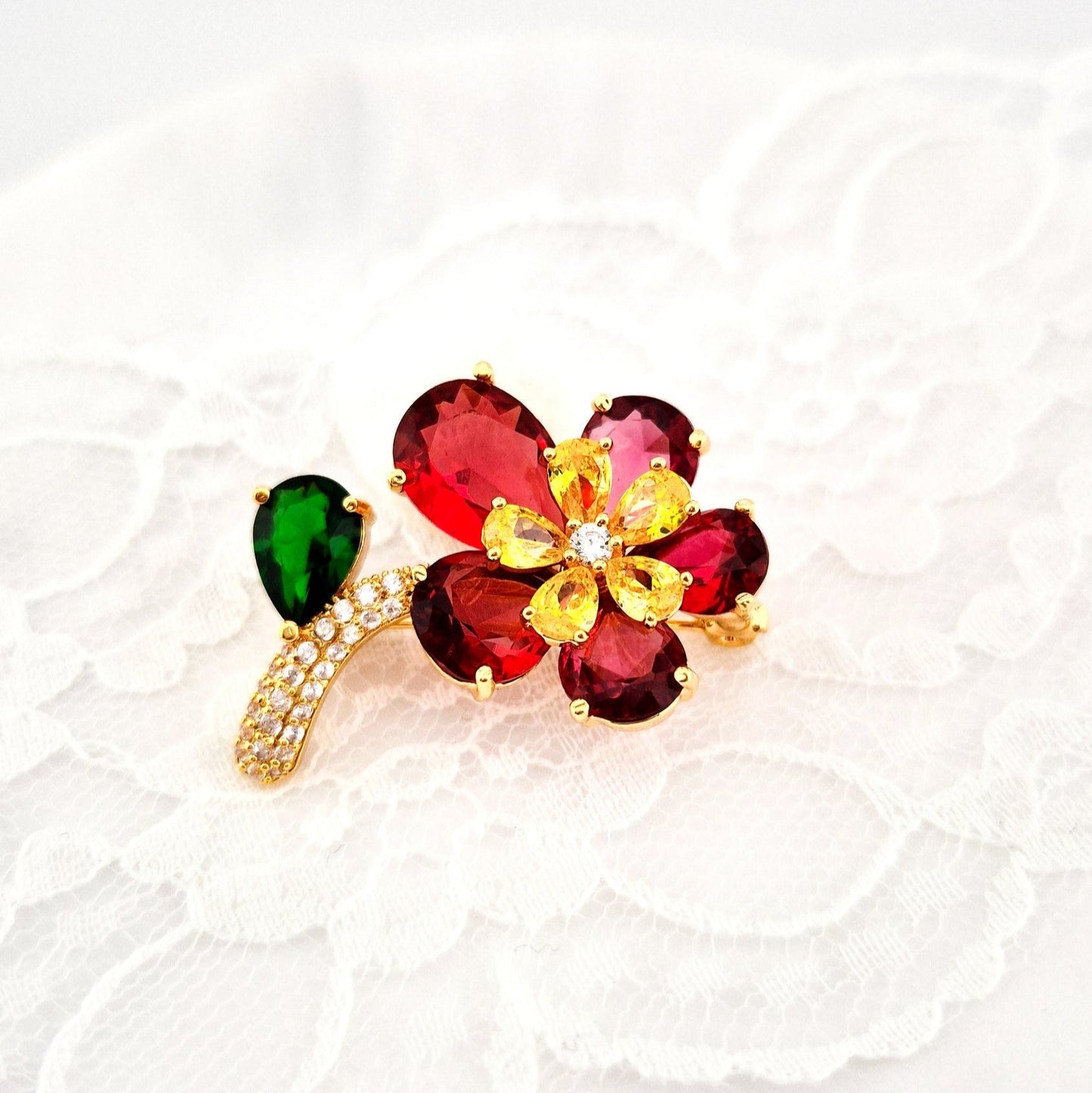 Brosche Rote Blume, goldene Brosche, red flower brooch, golden brooch, broche en or, broche fleur, broche rouge, rote Brosche, red brooch, Brosche, brooch, broach, broche, Blumen Brosche