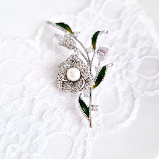 Blumenbrosche aus Silber mit weißer Süßwasserperle und Zirkonia – Damenschmuck, flower brooch, broche fleur, spilla