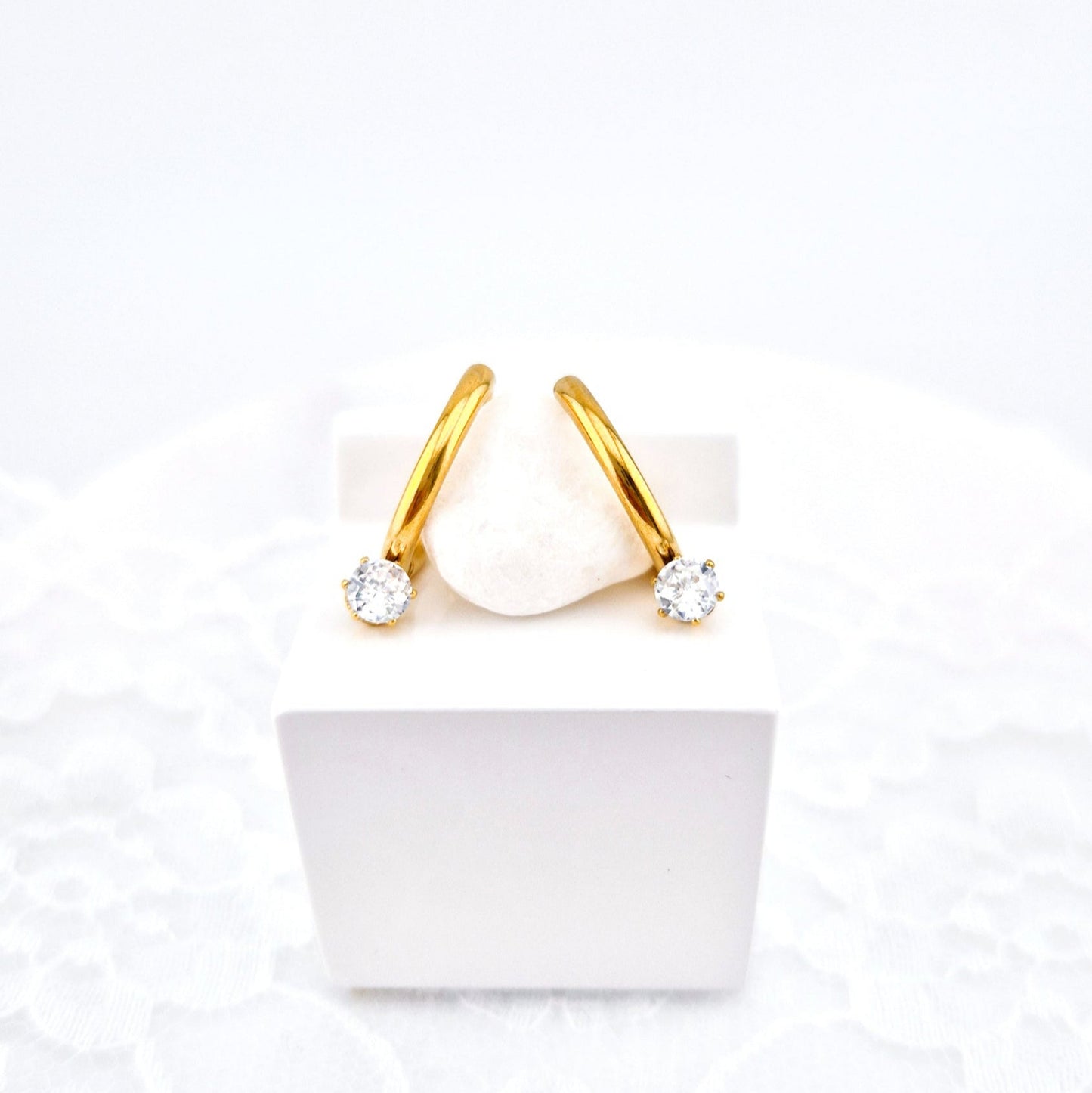 Creolen Ohrringe_Hoop earrings_Boucles d'oreilles creoles, Orecchini a cerchio, minimalistische Ohrringe, Minimalist earrings, minimalist hoops, golden hoops, Creolen god, Gold Creolen, goldene Ohrringe, golden earrings