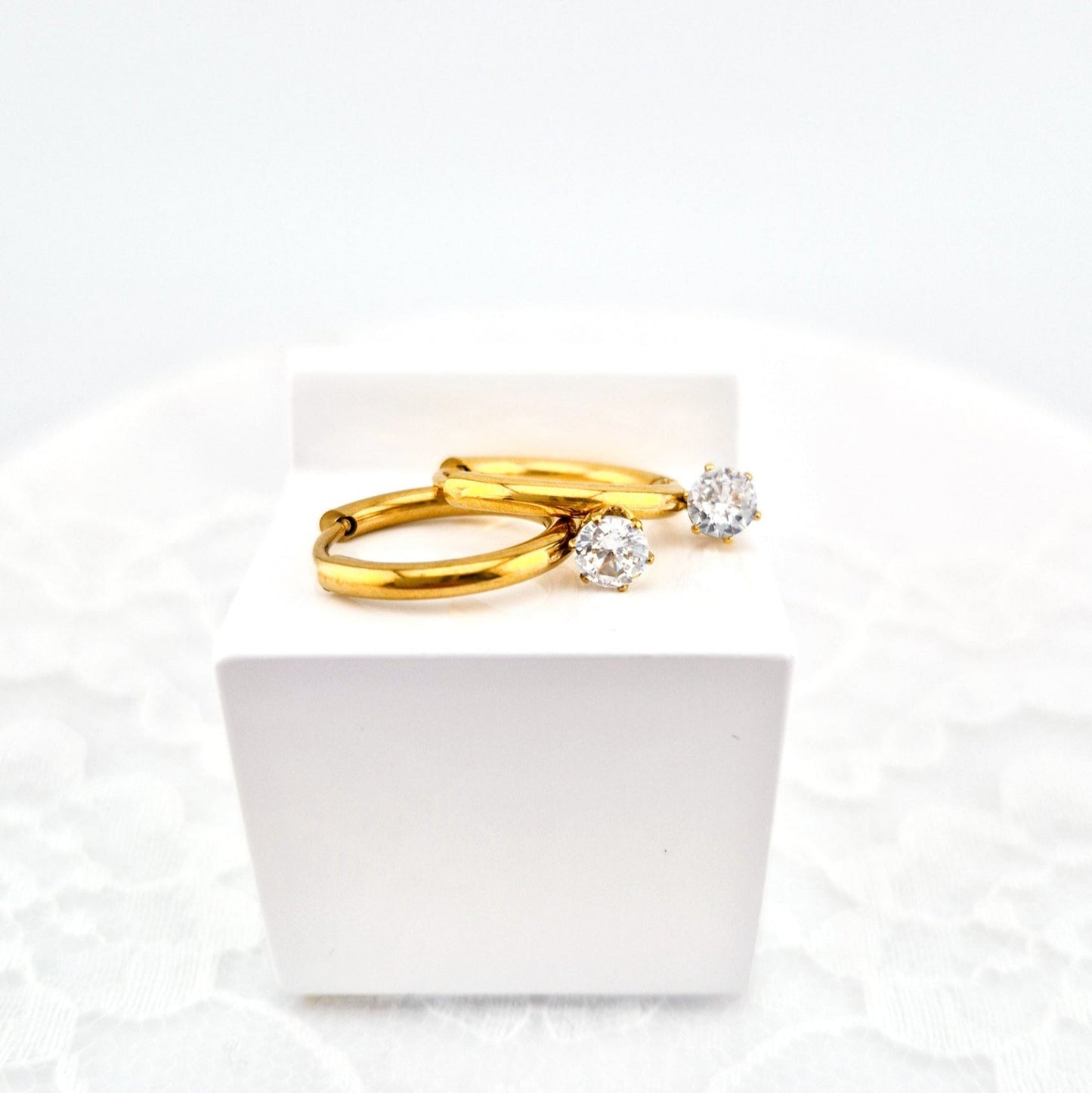 Creolen Ohrringe_Hoop earrings_Boucles d'oreilles creoles, Orecchini a cerchio, minimalistische Ohrringe, Minimalist earrings, minimalist hoops, golden hoops, Creolen god, Gold Creolen, goldene Ohrringe, golden earrings