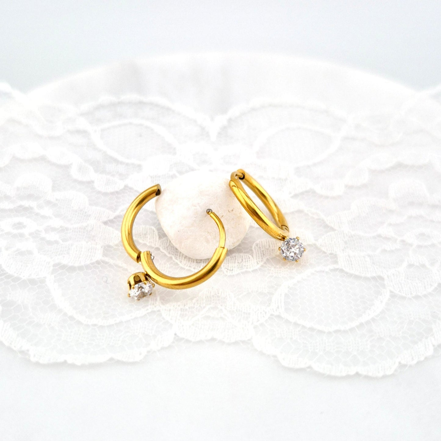 Creolen Ohrringe_Hoop earrings_Boucles d'oreilles creoles, Orecchini a cerchio, minimalistische Ohrringe, Minimalist earrings, minimalist hoops, golden hoops, Creolen god, Gold Creolen, goldene Ohrringe, golden earrings