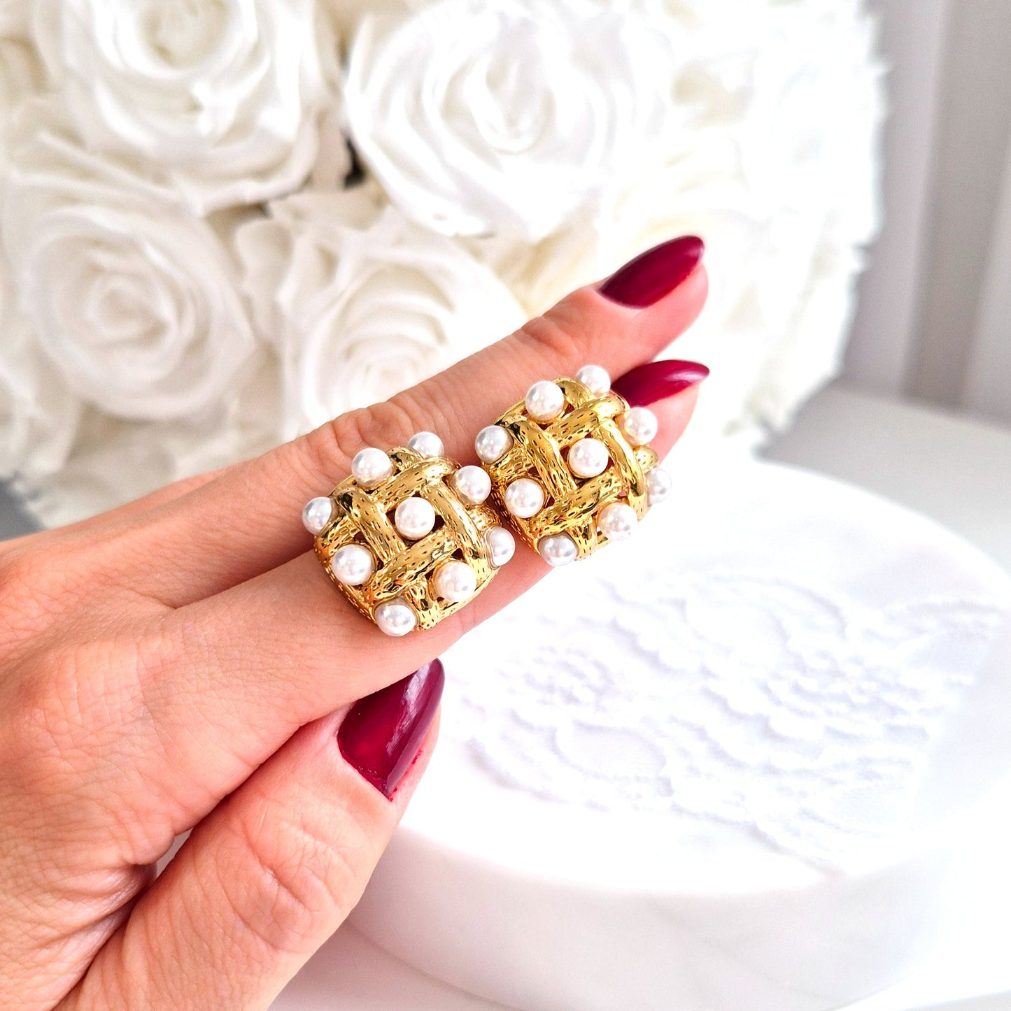 Golden Earrings with tiny white pearls, goldene Ohrringe, Ohrstecker, golden stud earrings