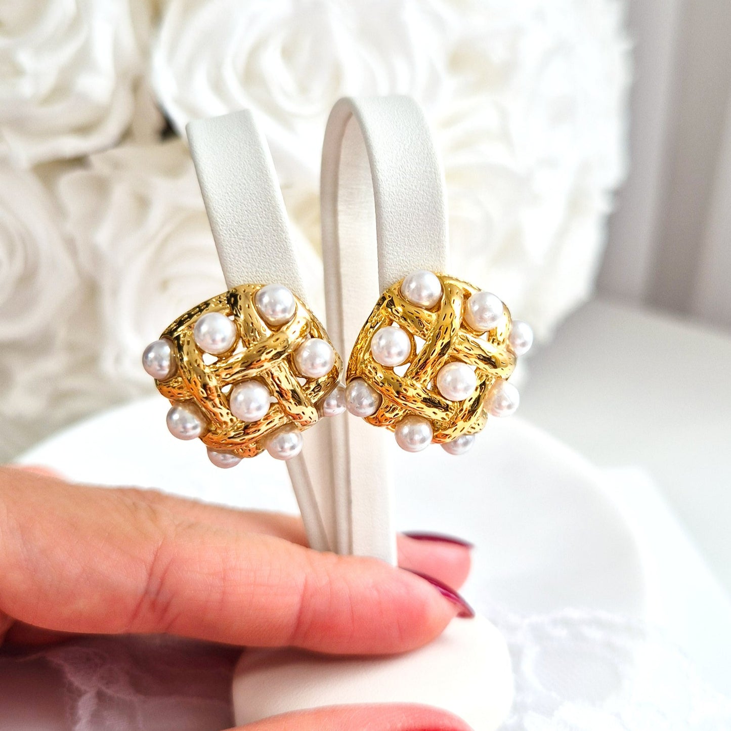 Golden Earrings with tiny white pearls, goldene Ohrringe, Ohrstecker, golden stud earrings