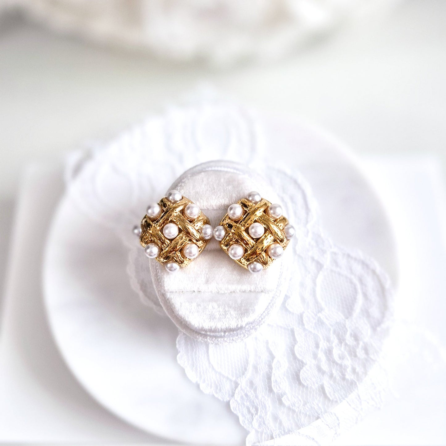 Golden Earrings with tiny white pearls, goldene Ohrringe, Ohrstecker, golden stud earrings