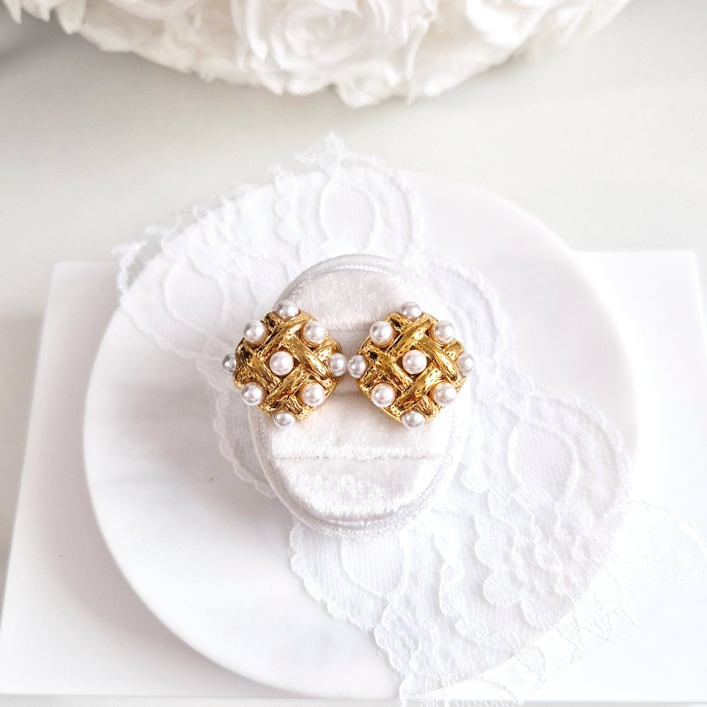 Golden Earrings with tiny white pearls, goldene Ohrringe, Ohrstecker, golden stud earrings