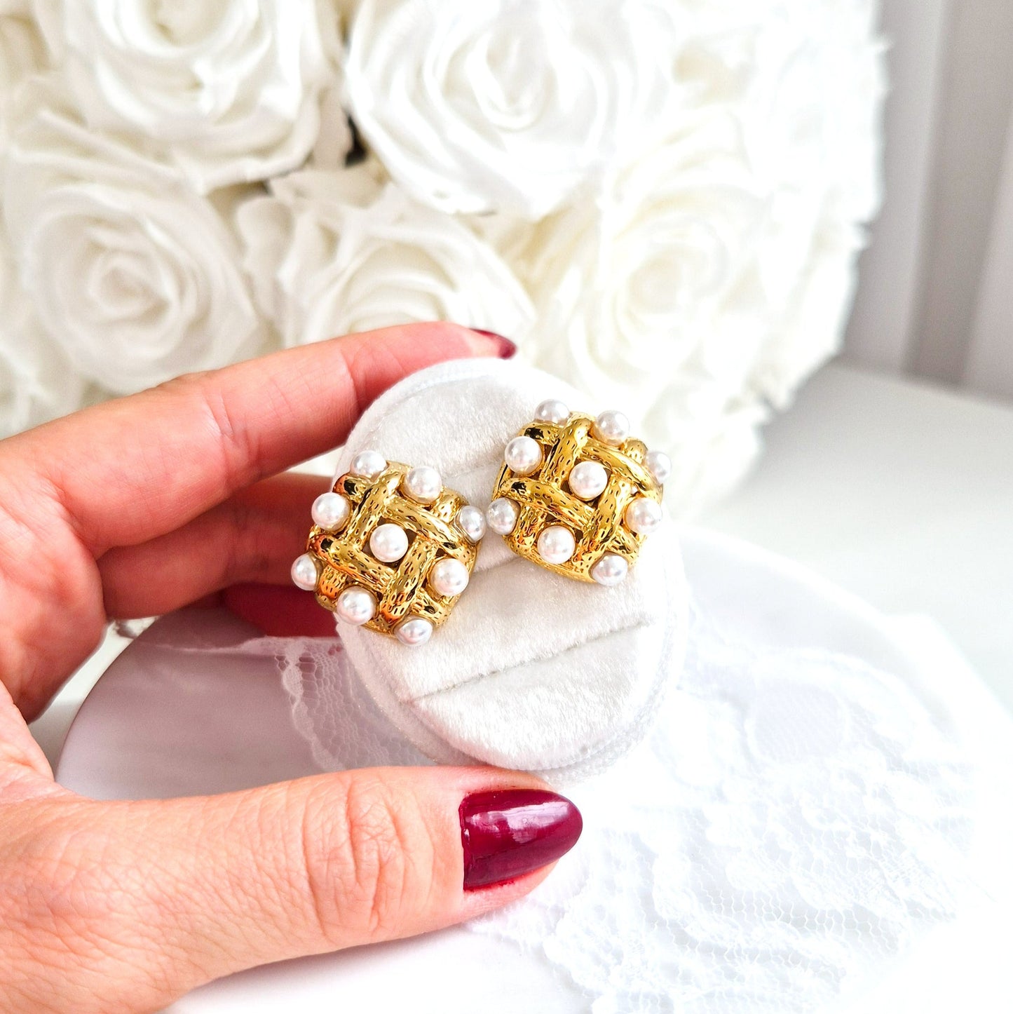 Golden Earrings with tiny white pearls, goldene Ohrringe, Ohrstecker, golden stud earrings
