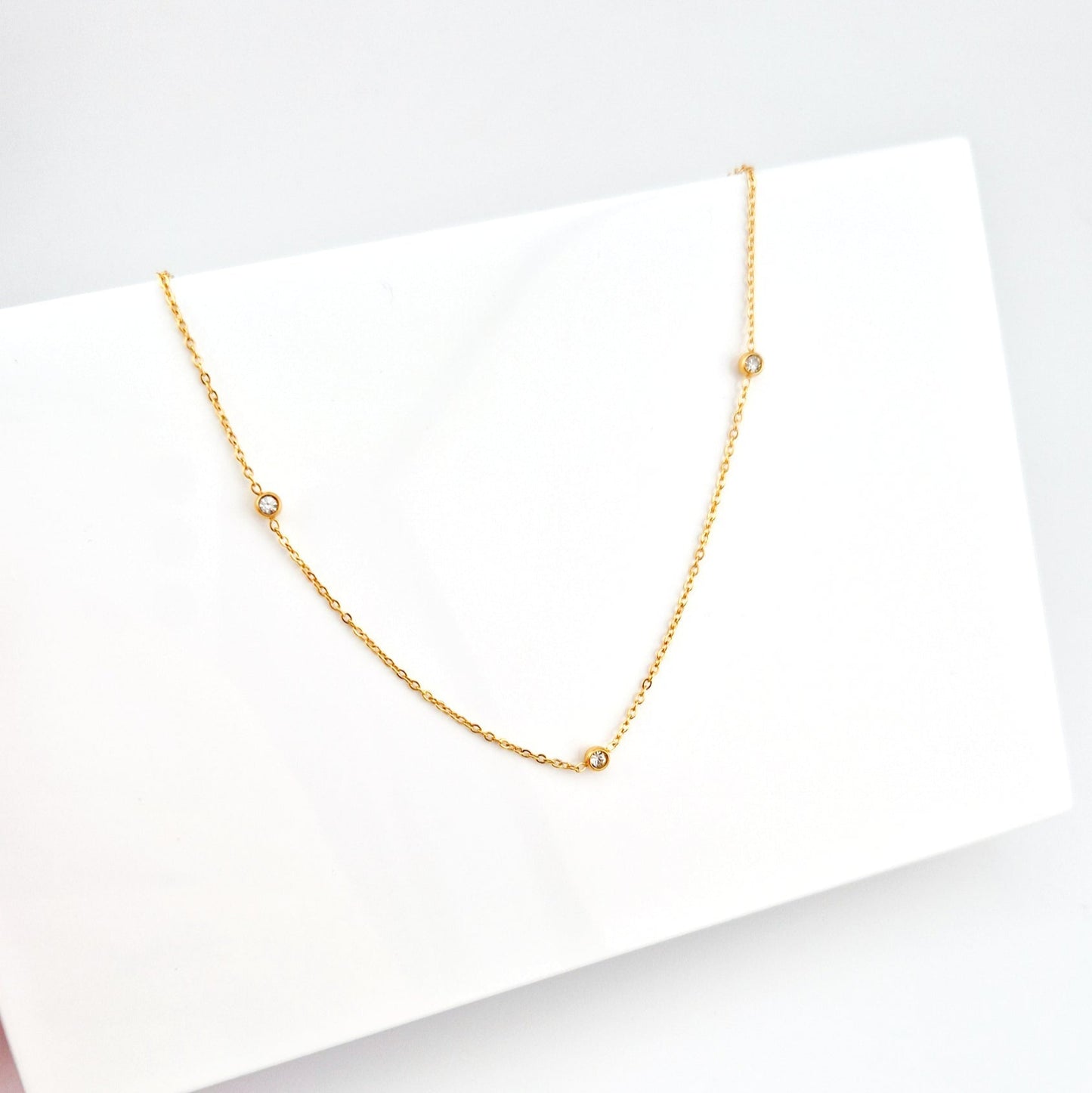 Goldene Halskette Zirkonia, golden necklace, golden necklace cubic zirconia, collier dore, collier dore zirconium, collana dorata, collana dorata zirconia, Zirkonia Halskette, Goldene Halskette, vergoldete Halskette, Halskette, Kette mit Zirkonia Steinchen, elegant golden necklace